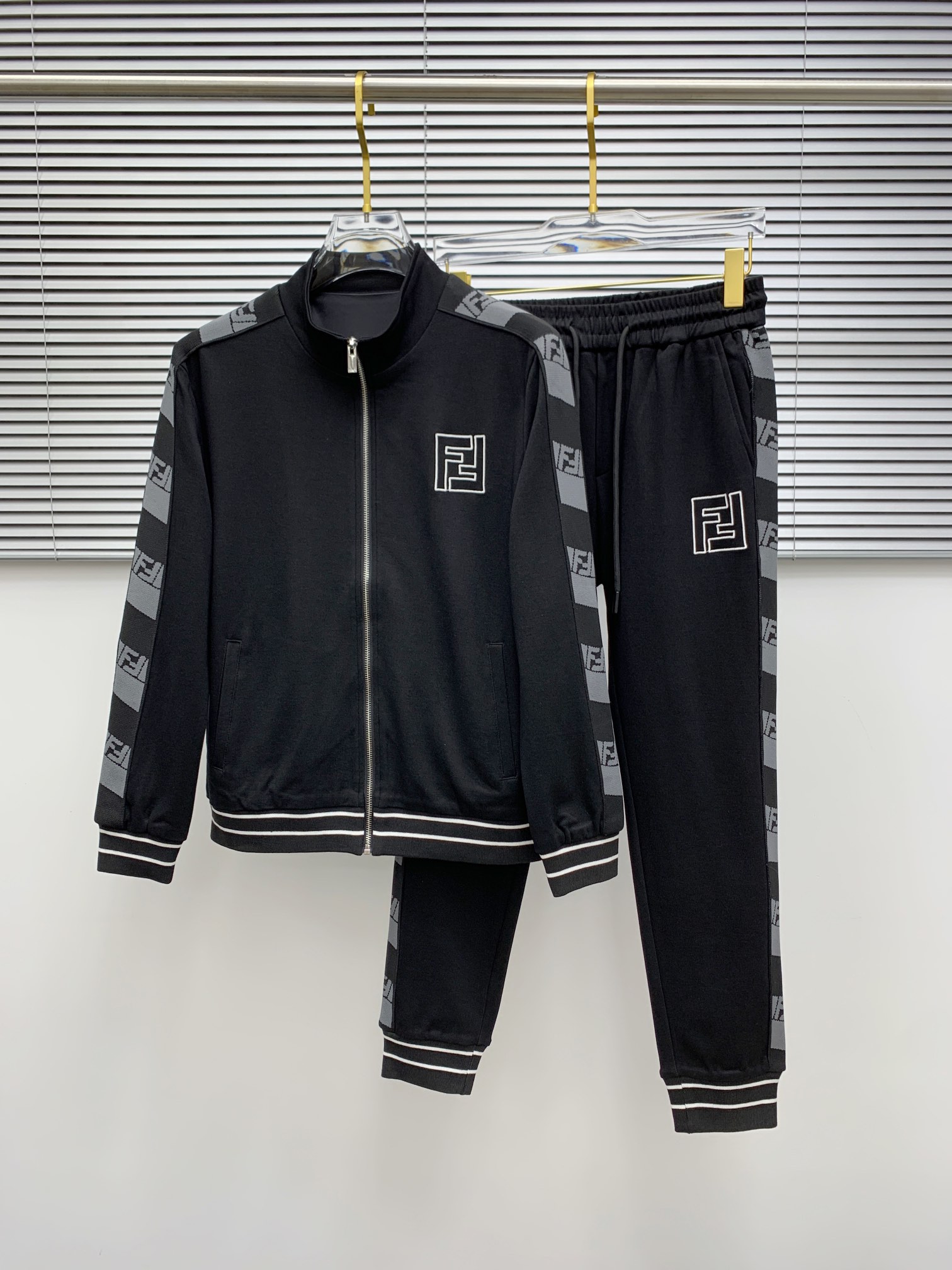 NO:519466,Fendi Top set style 2025 autumn and winter style top imported private goods, perfect inside, customized imported fabrics The counter style is fashionable and luxurious, the quality is unquestionable, the upper body effect is excellent, the same style on the luxury official website Style counter size M-xxxl,,fendi,alexander wang19860909芬迪 顶级套装版型 2025秋冬款顶级进口私货,内里完美包边,定制进口面料 专柜款时尚不失奢华 品质毋庸置疑 上身效果超赞,奢华官网同款 款式专柜尺码M-xxxl,,fendi,alexander wang,Men's clothing