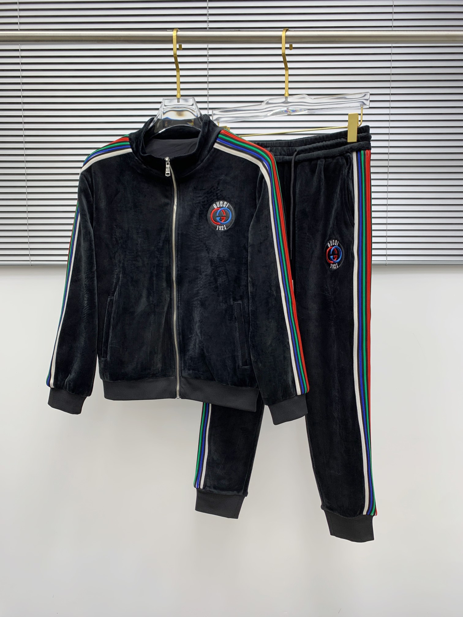 NO:519463,Guqi Top-grade gold velvet suit style 2025 autumn and winter style top-grade imported private goods, perfect inside wrap, customized imported fabrics The counter style is fashionable and luxurious, the quality is unquestionable, the upper body effect is excellent, the same style on the luxury official website Style counter size M-xxxl,,alexander wang19860909古奇 顶级金丝绒套装版型 2025秋冬款顶级进口私货,内里完美包边,定制进口面料 专柜款时尚不失奢华 品质毋庸置疑 上身效果超赞,奢华官网同款 款式专柜尺码M-xxxl,,alexander wang,Men's clothing