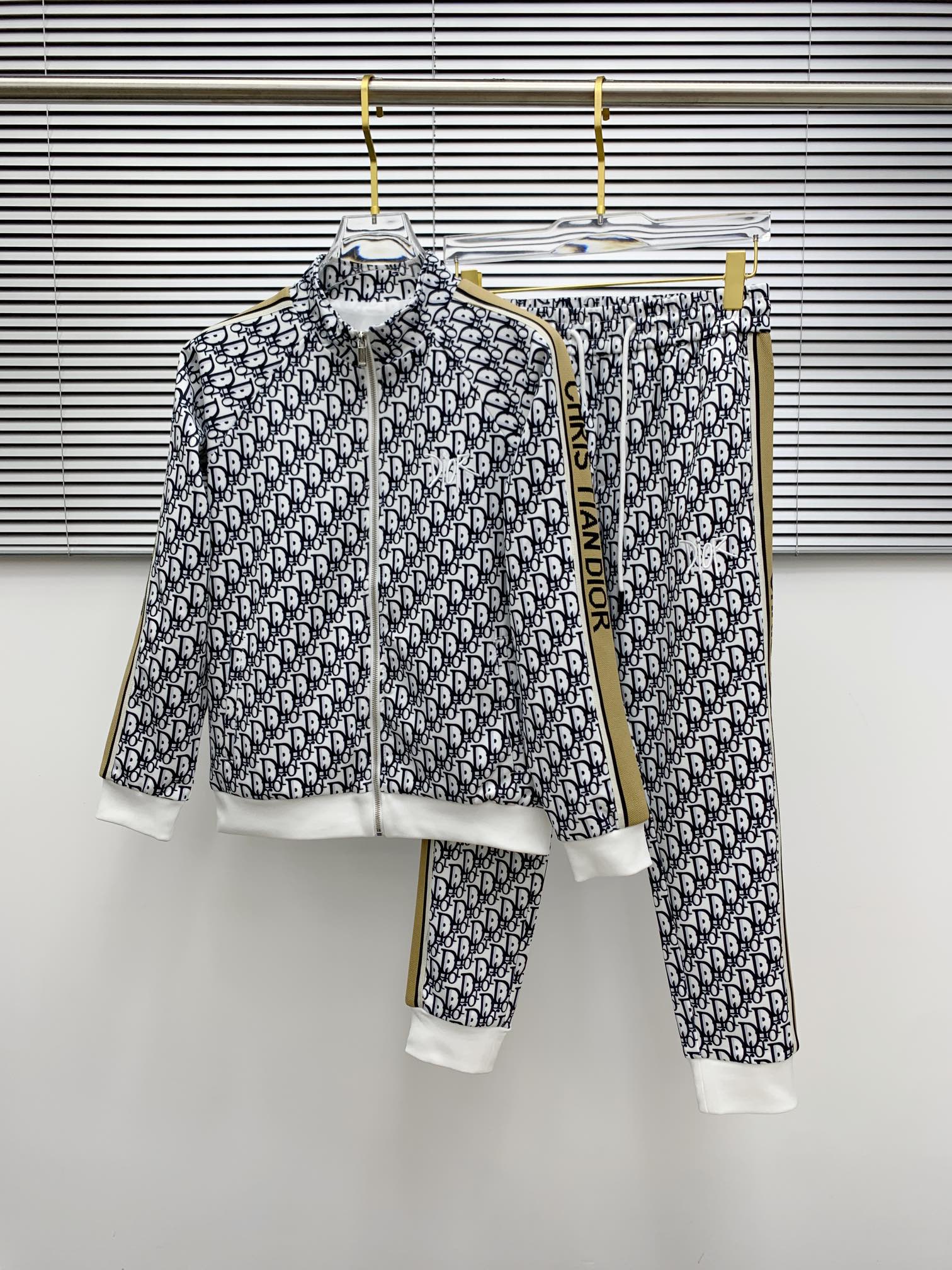 NO:519460,Dior Top set style 2025 autumn and winter style top imported private goods, perfect inside, customized imported fabrics The counter style is fashionable and luxurious, the quality is unquestionable, the upper body effect is excellent, the same style on the luxury official website Style counter size M-xxxl,,dior,alexander wang19860909迪奥 顶级套装版型 2025秋冬款顶级进口私货,内里完美包边,定制进口面料 专柜款时尚不失奢华 品质毋庸置疑 上身效果超赞,奢华官网同款 款式专柜尺码M-xxxl,,dior,alexander wang,Men's clothing