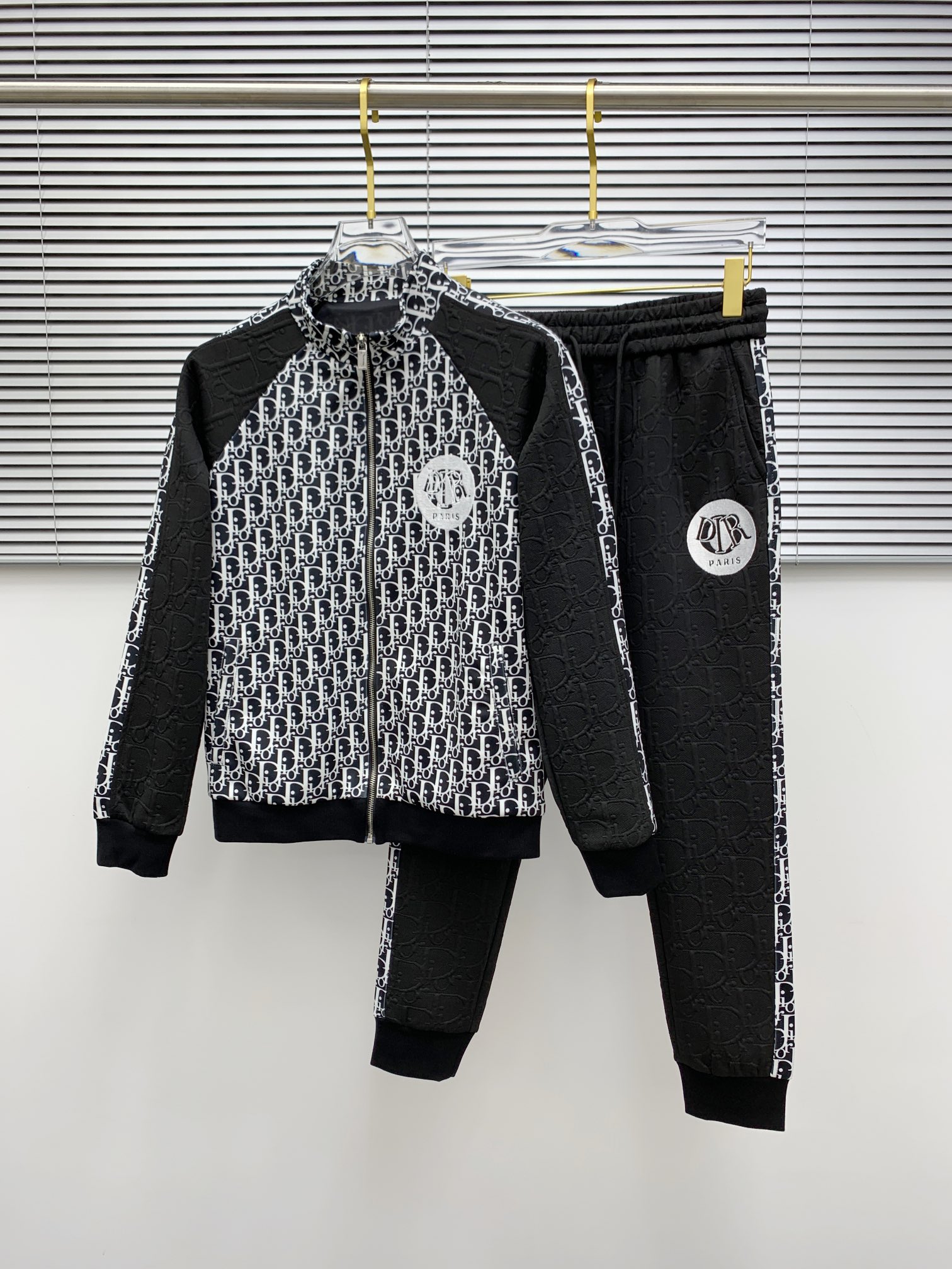 NO:519481,Dior Top set style 2025 autumn and winter style top imported private goods, perfect inside, customized imported fabrics The counter style is fashionable and luxurious, the quality is unquestionable, the upper body effect is excellent, the same style on the luxury official website Style counter size M-xxxl black and white 2 colors, dior, alexander wang19860909迪奥 顶级套装版型 2025秋冬款顶级进口私货,内里完美包边,定制进口面料 专柜款时尚不失奢华 品质毋庸置疑 上身效果超赞,奢华官网同款 款式专柜尺码M-xxxl 黑白2色,,dior,alexander wang,Men's clothing