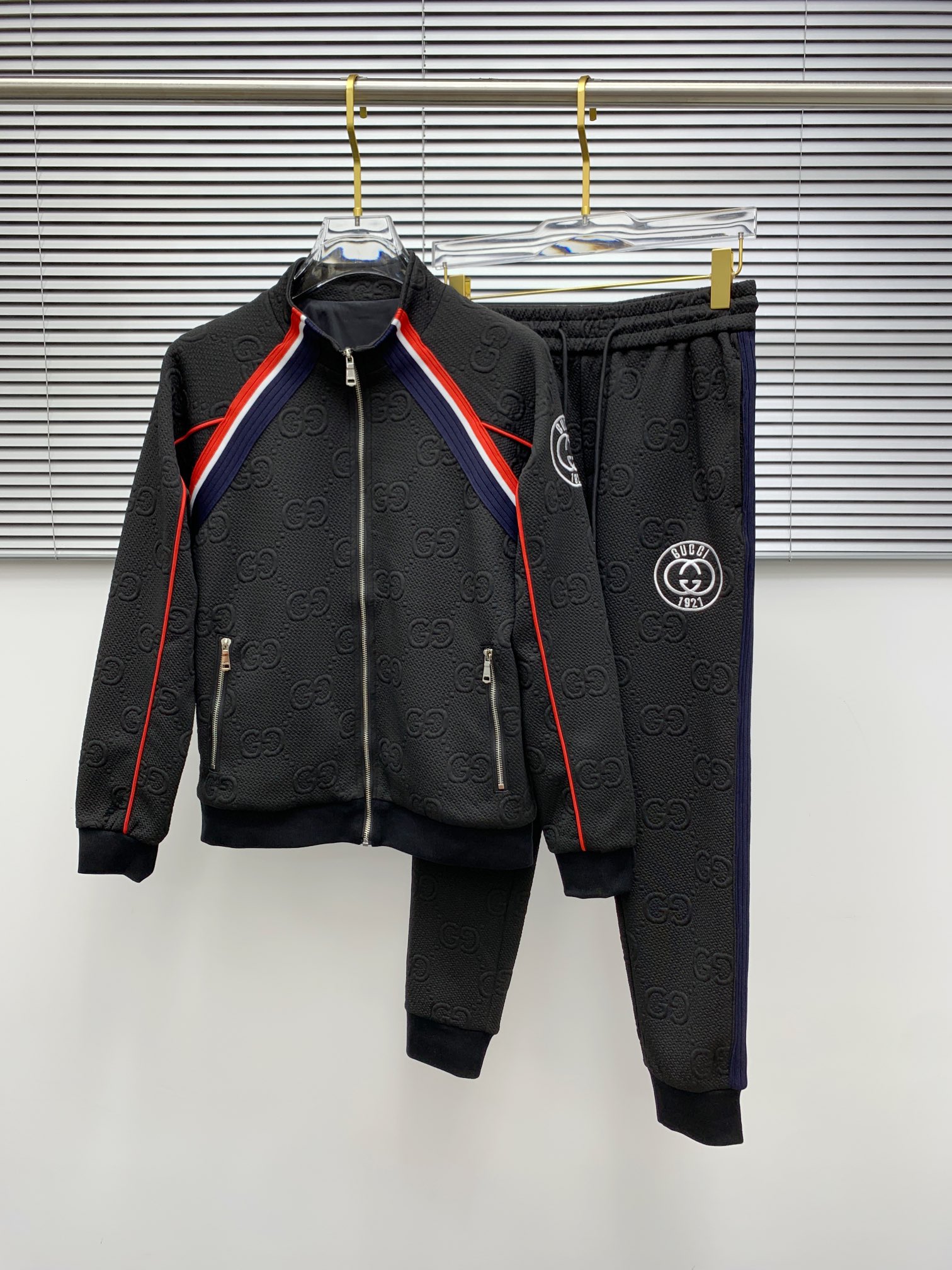 NO:519484,Guqi Top-level suit style 2025 autumn and winter style top imported private goods, perfect inside, customized imported fabrics The counter style is fashionable and luxurious, the quality is unquestionable, the upper body effect is excellent, the same style on the luxury official website Style counter size M-xxxl black and white 2 colors, alexander wang19860909古奇 顶级套装版型 2025秋冬款顶级进口私货,内里完美包边,定制进口面料 专柜款时尚不失奢华 品质毋庸置疑 上身效果超赞,奢华官网同款 款式专柜尺码M-xxxl 黑白2色,,alexander wang,Men's clothing