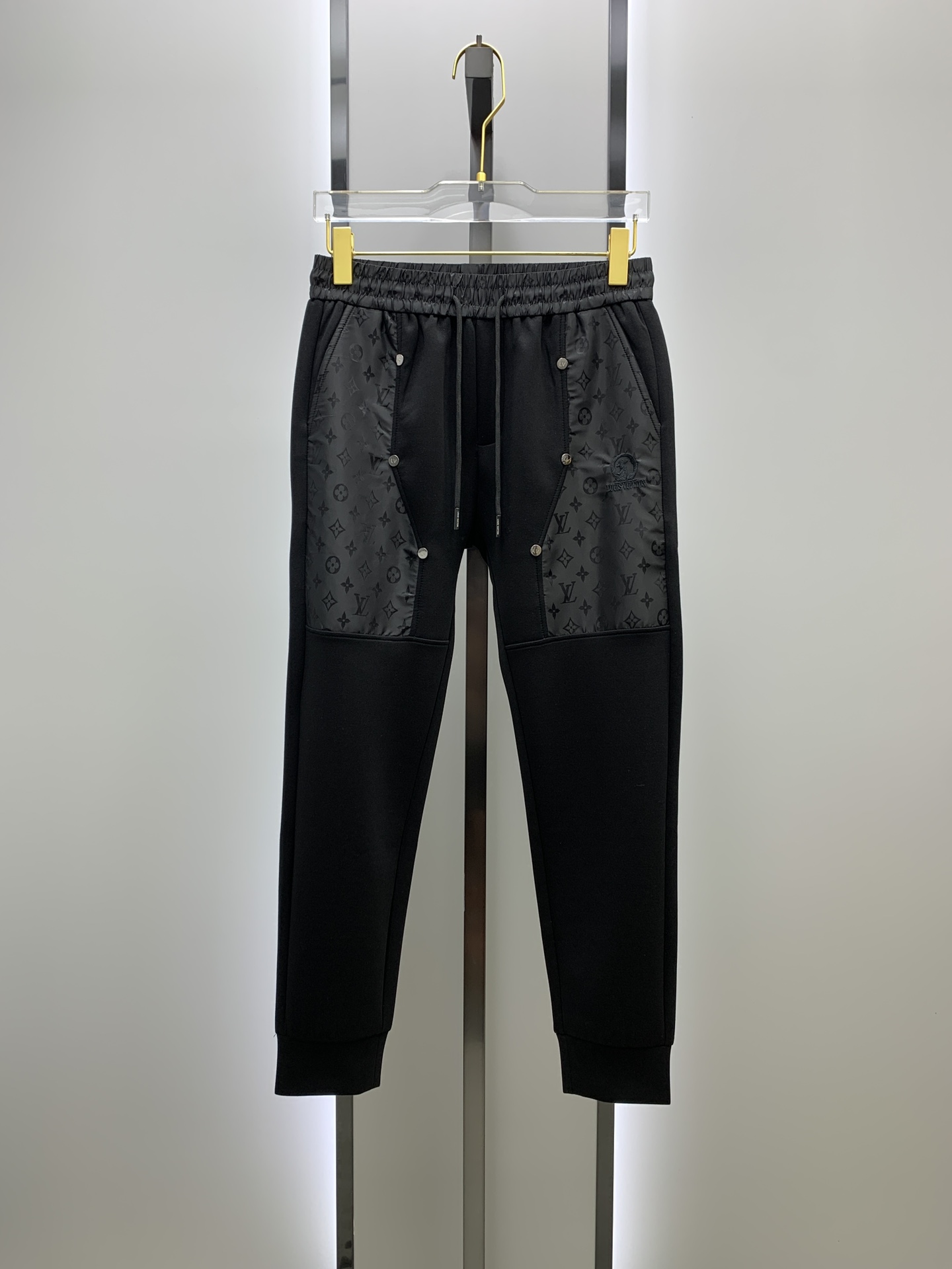 NO:519490,Lv 2025 autumn and winter new men's casual trousers, high-end products are simple, fashionable and generous, customized original imported fabrics, simple, neat and refreshing, the quality workmanship details can stand any form of test, simple, generous and versatile, elegant and handsome, and a brand new visual feeling!  He has invincible appearance, very detailed details, and he is not picky about others!  Code number M-3xL, louis vuitton,alexander wang19860909Lv 2025秋冬新款男士休闲长裤 高端货简洁时尚大方 定制原版进口面料 简洁利落又清爽 品质做工细节经得起任何形式检验,简约大方百搭款 上身优雅帅气,焕然一新的即视感！品相无敌,细节都很到位,上身不挑人！ 码数M-3xL,,louis vuitton,alexander wang,Men's clothing