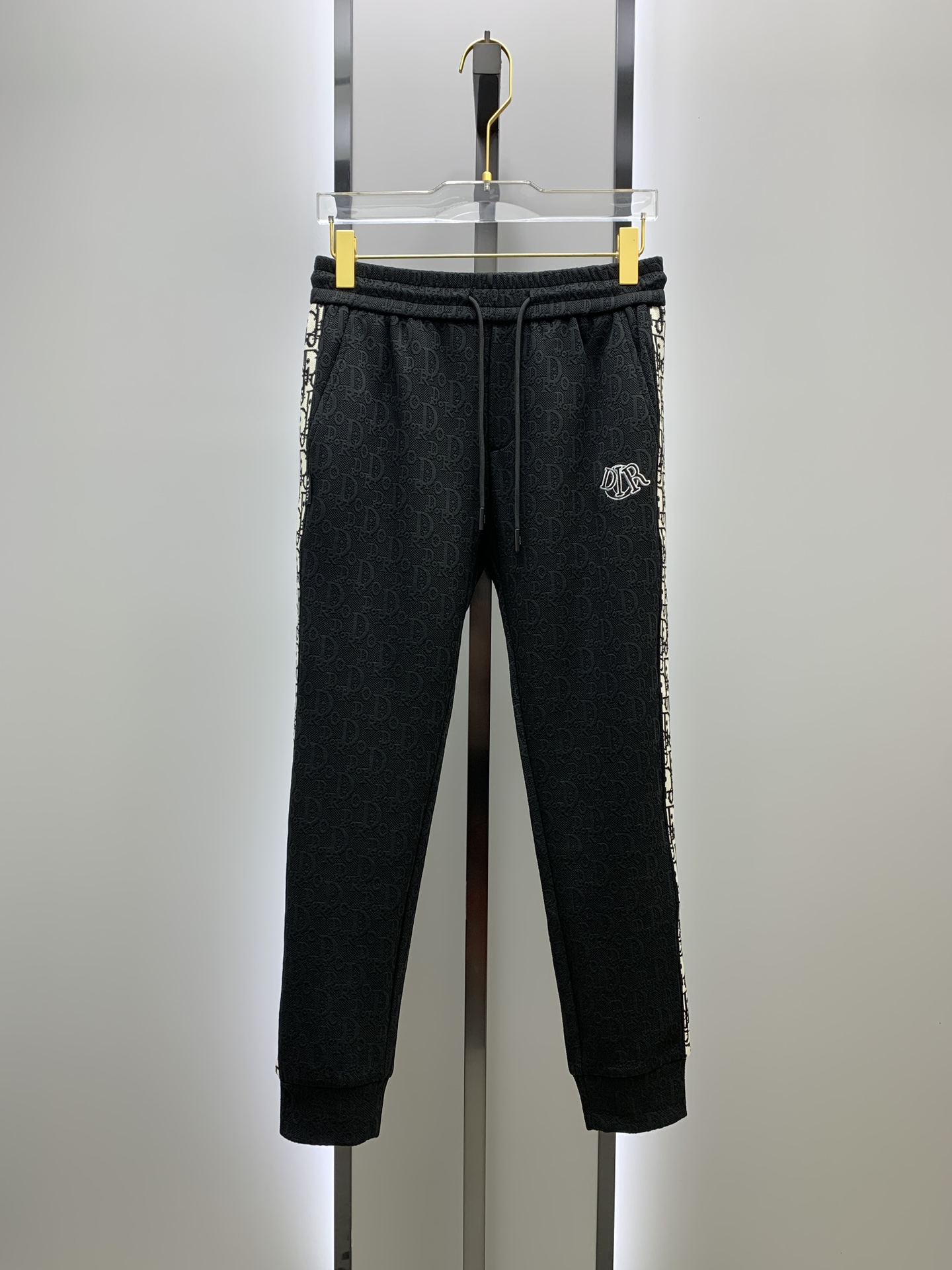 NO:519488,Dior 2025 autumn and winter new men's casual trousers, high-end products are simple, fashionable and generous, customized original imported fabrics, simple, neat and refreshing, the quality workmanship details can stand any form of test, simple, generous and versatile, elegant and handsome, with a new look!  He has invincible appearance, excellent details, and is not picky about others!  Code number M-3xL, dior, alexander wang19860909迪奥 2025秋冬新款男士休闲长裤 高端货简洁时尚大方 定制原版进口面料 简洁利落又清爽 品质做工细节经得起任何形式检验,简约大方百搭款 上身优雅帅气,焕然一新的即视感！品相无敌,细节都很到位,上身不挑人！ 码数M-3xL,,dior,alexander wang,Men's clothing