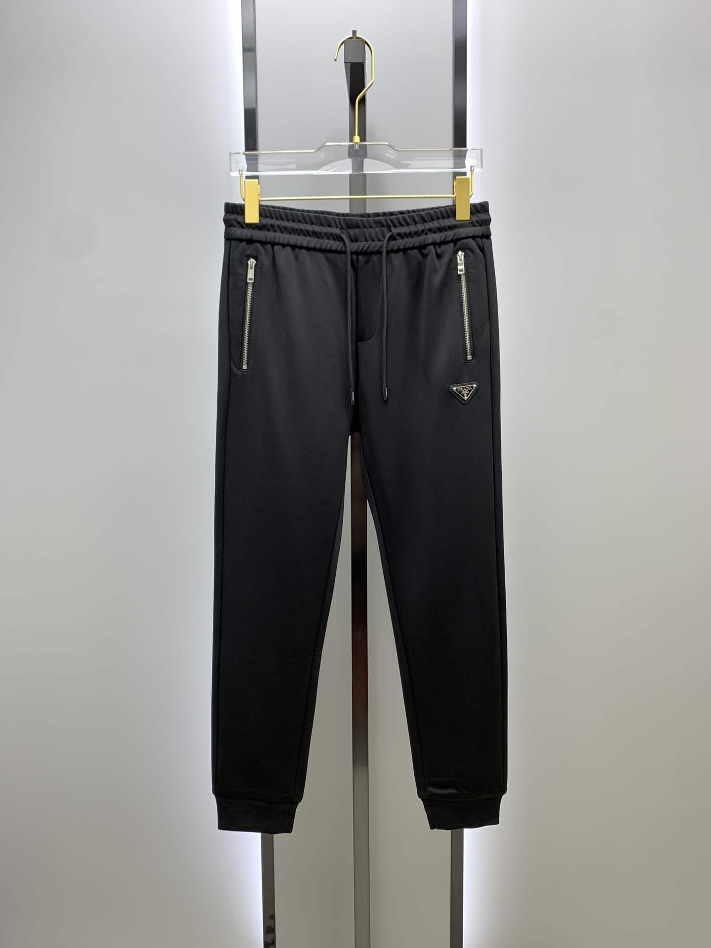 NO:519485,Prada's new autumn and winter 2025 men's casual trousers, high-end products are simple, fashionable and generous, customized original imported fabrics, simple, neat and refreshing, the quality workmanship details can stand any form of test, simple, generous and versatile, elegant and handsome, and a brand new visual sense!  He has invincible appearance, excellent details, and is not picky about others!  Code number M-3xL, prada, alexander wang19860909普拉达2025秋冬新款男士休闲长裤 高端货简洁时尚大方 定制原版进口面料 简洁利落又清爽 品质做工细节经得起任何形式检验,简约大方百搭款 上身优雅帅气,焕然一新的即视感！品相无敌,细节都很到位,上身不挑人！ 码数M-3xL,,prada,alexander wang,Men's clothing