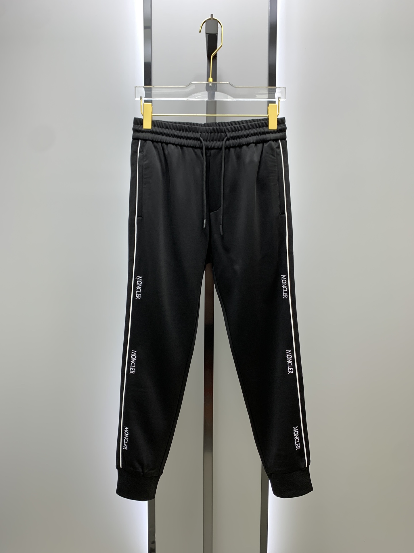 NO:519482,The new men's casual trousers for autumn and winter 2025 high-end products are simple, fashionable and generous. Customized original imported fabrics are simple, neat and refreshing. The quality workmanship details can stand any form of test. They are simple, generous and versatile. The upper body is elegant and handsome, and the new visual feel is refreshing!  He has invincible appearance, excellent details, and is not picky about others!  Code number M-3xL, Moncler, alexander wang19860909蒙口 2025秋冬新款男士休闲长裤 高端货简洁时尚大方 定制原版进口面料 简洁利落又清爽 品质做工细节经得起任何形式检验,简约大方百搭款 上身优雅帅气,焕然一新的即视感！品相无敌,细节都很到位,上身不挑人！ 码数M-3xL,,Moncler,alexander wang,Men's clothing