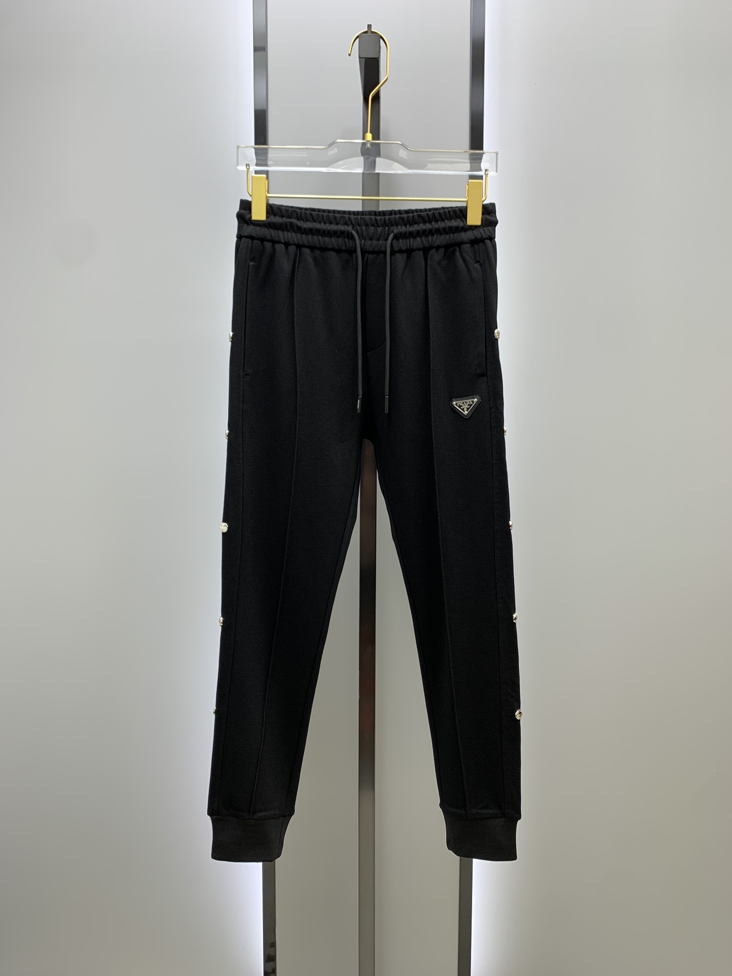 NO:519473,Prada 2025 autumn and winter new men's casual trousers, high-end products are simple, fashionable and generous, customized original imported fabrics, simple, neat and refreshing, the quality workmanship details can stand any form of test, simple, generous and versatile, elegant and handsome, and a brand new visual sense!  He has invincible appearance, excellent details, and is not picky about others!  Code number M-3xL, prada, alexander wang19860909普拉达 2025秋冬新款男士休闲长裤 高端货简洁时尚大方 定制原版进口面料 简洁利落又清爽 品质做工细节经得起任何形式检验,简约大方百搭款 上身优雅帅气,焕然一新的即视感！品相无敌,细节都很到位,上身不挑人！ 码数M-3xL,,prada,alexander wang,Men's clothing