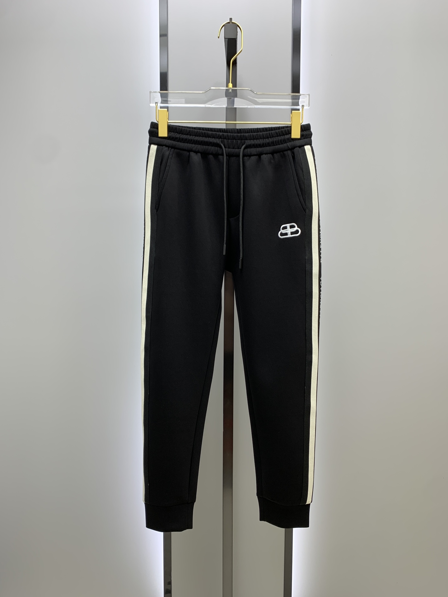 NO:519470,Balenciaga 2025 autumn and winter new men's casual trousers, high-end products are simple, fashionable and generous, customized original imported fabrics, simple, neat and refreshing, the quality workmanship details can stand any form of test, simple, generous and versatile, elegant and handsome, and a brand new visual feeling!  He has invincible appearance, very detailed details, and he is not picky about others!  Code number M-3xL, balenciaga, alexander wang19860909巴黎世家 2025秋冬新款男士休闲长裤 高端货简洁时尚大方 定制原版进口面料 简洁利落又清爽 品质做工细节经得起任何形式检验,简约大方百搭款 上身优雅帅气,焕然一新的即视感！品相无敌,细节都很到位,上身不挑人！ 码数M-3xL,,balenciaga,alexander wang,Men's clothing