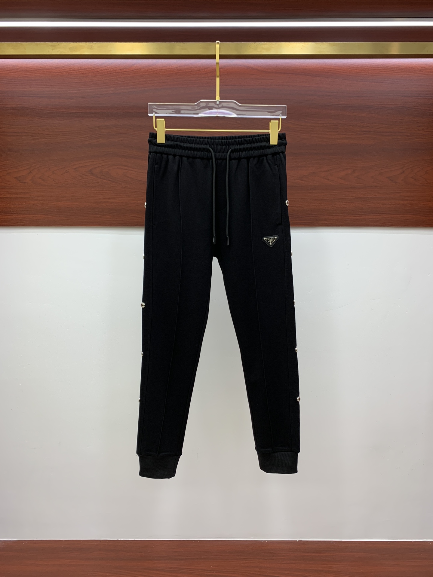 NO:539935,Prada's new autumn and winter 2025 men's casual trousers, high-end products are simple, fashionable and generous, customized original imported fabrics, simple, neat and refreshing, the quality workmanship details can stand any form of test, simple, generous and versatile, elegant and handsome, and a brand new visual feeling!  He has invincible appearance, excellent details, and is not picky about others!  Code number M-3xL, prada, alexander wang19860909普拉达2025秋冬新款男士休闲长裤 高端货简洁时尚大方 定制原版进口面料 简洁利落又清爽 品质做工细节经得起任何形式检验,简约大方百搭款 上身优雅帅气,焕然一新的即视感！品相无敌,细节都很到位,上身不挑人！ 码数M-3xL,,prada,alexander wang,Men's clothing