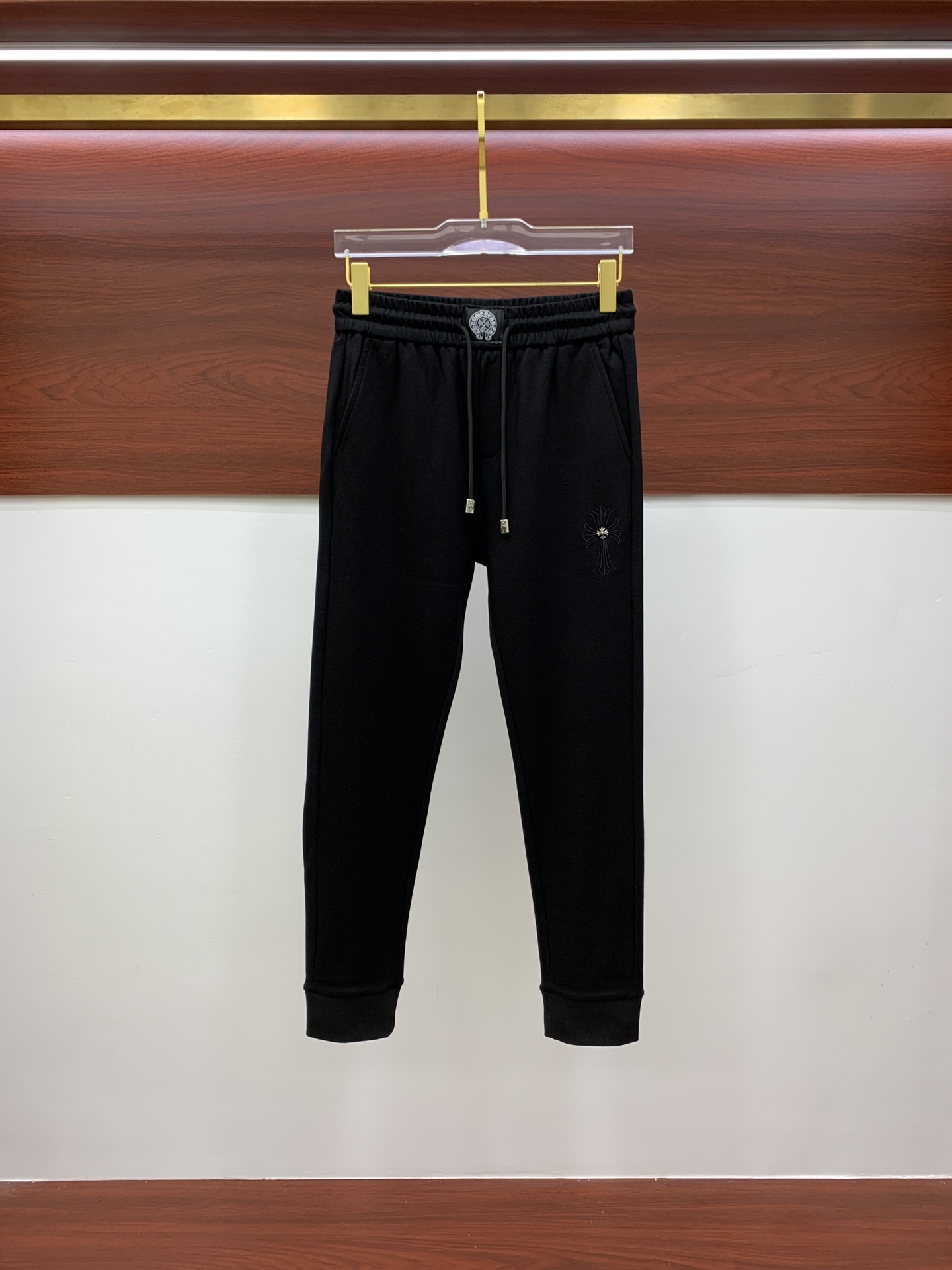 NO:539937,Crowxin's new autumn and winter 2025 men's casual trousers, high-end products are simple, fashionable and generous, customized original imported fabrics, simple, neat and refreshing, the quality workmanship details can stand any form of test, simple, generous and versatile, elegant and handsome, and a brand new visual feeling!  He has invincible appearance, excellent details, and is not picky about others!  Code number M-3xL, chrome hearts, alexander wang19860909克罗心2025秋冬新款男士休闲长裤 高端货简洁时尚大方 定制原版进口面料 简洁利落又清爽 品质做工细节经得起任何形式检验,简约大方百搭款 上身优雅帅气,焕然一新的即视感！品相无敌,细节都很到位,上身不挑人！ 码数M-3xL,,chrome hearts,alexander wang,Men's clothing