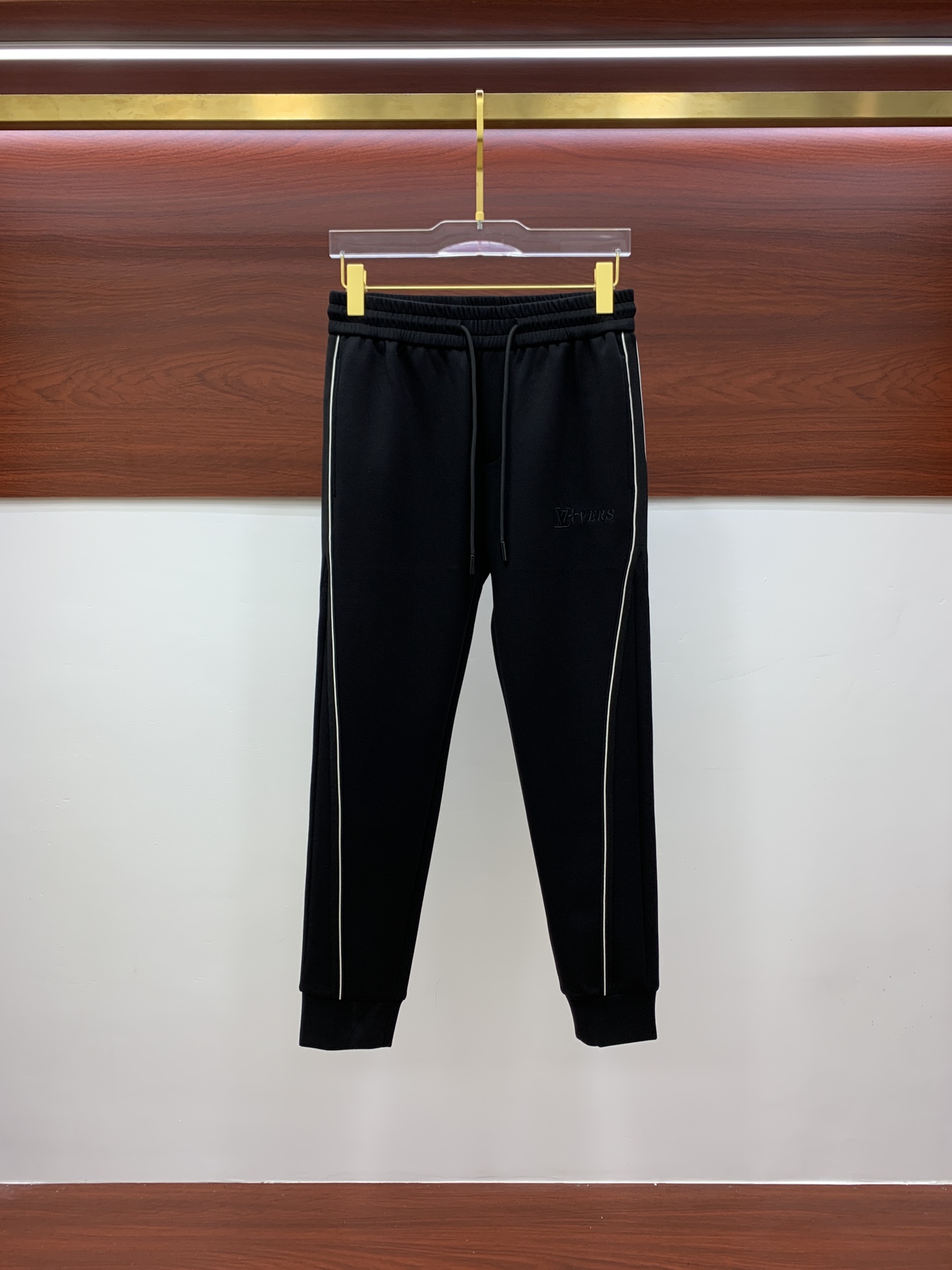NO:539939,Lv 2025 autumn and winter new men's casual trousers, high-end products are simple, fashionable and generous, customized original imported fabrics, simple, neat and refreshing, the quality workmanship details can stand any form of test, simple, generous and versatile, elegant and handsome, and a brand new visual feeling!  He has invincible appearance, excellent details, and is not picky about others!  Code number M-3xL, louis vuitton,alexander wang19860909Lv 2025秋冬新款男士休闲长裤 高端货简洁时尚大方 定制原版进口面料 简洁利落又清爽 品质做工细节经得起任何形式检验,简约大方百搭款 上身优雅帅气,焕然一新的即视感！品相无敌,细节都很到位,上身不挑人！ 码数M-3xL,,louis vuitton,alexander wang,Men's clothing
