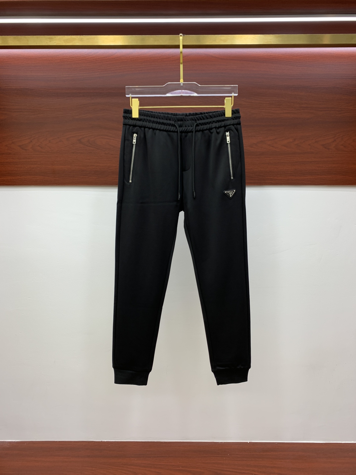 NO:539943,Prada 2025 autumn and winter new men's casual trousers, high-end products are simple, fashionable and generous, customized original imported fabrics, simple, neat and refreshing, the quality workmanship details can stand any form of test, simple, generous and versatile, elegant and handsome, and a brand new visual sense!  He has invincible appearance, excellent details, and is not picky about others!  Code number M-3xL, prada, alexander wang19860909普拉达 2025秋冬新款男士休闲长裤 高端货简洁时尚大方 定制原版进口面料 简洁利落又清爽 品质做工细节经得起任何形式检验,简约大方百搭款 上身优雅帅气,焕然一新的即视感！品相无敌,细节都很到位,上身不挑人！ 码数M-3xL,,prada,alexander wang,Men's clothing