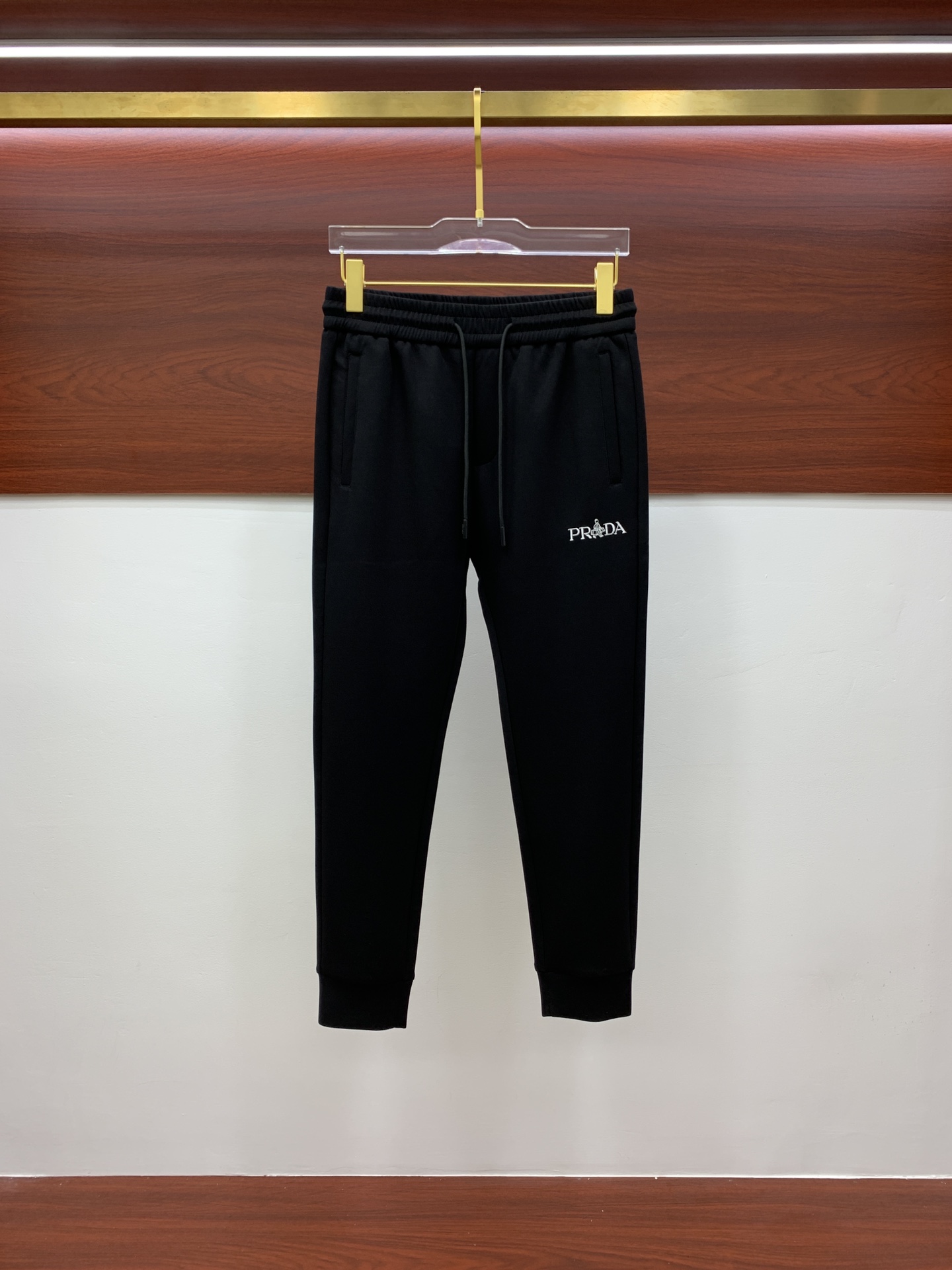 NO:539929,Prada's new autumn and winter 2025 men's casual trousers, high-end products are simple, fashionable and generous, customized original imported fabrics, simple, neat and refreshing, the quality workmanship details can stand any form of test, simple, generous and versatile, elegant and handsome, and a brand new visual feeling!  He has invincible appearance, excellent details, and is not picky about others!  Code number M-3xL, prada, alexander wang19860909普拉达2025秋冬新款男士休闲长裤 高端货简洁时尚大方 定制原版进口面料 简洁利落又清爽 品质做工细节经得起任何形式检验,简约大方百搭款 上身优雅帅气,焕然一新的即视感！品相无敌,细节都很到位,上身不挑人！ 码数M-3xL,,prada,alexander wang,Men's clothing