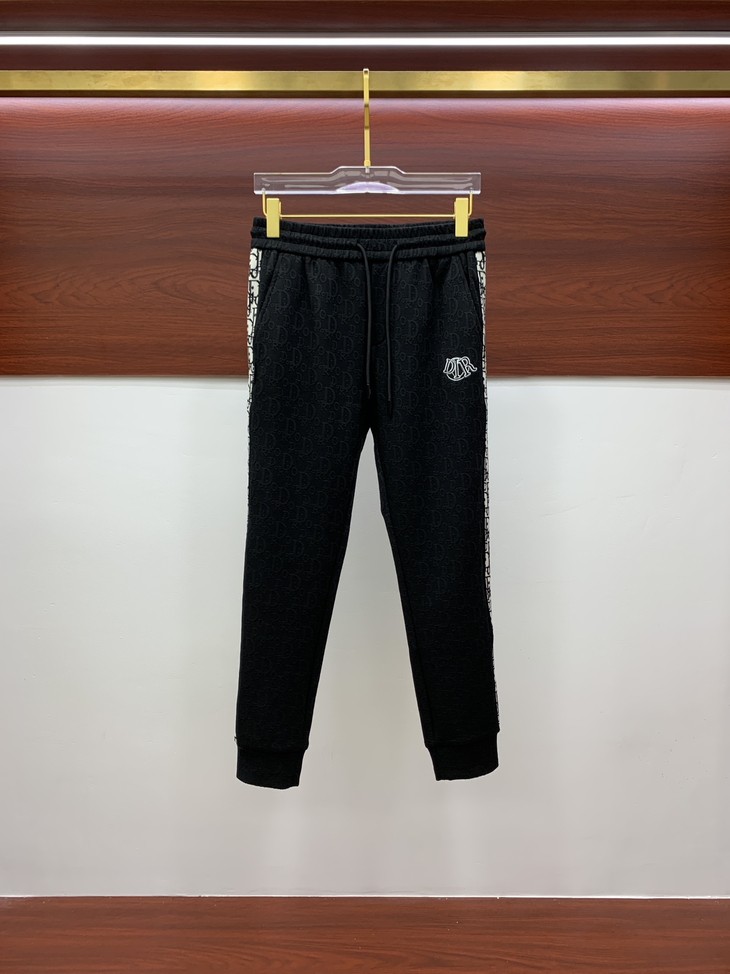 NO:539930,Dior 2025 autumn and winter new men's casual trousers, high-end products are simple, fashionable and generous, customized original imported fabrics, simple, neat and refreshing, the quality workmanship details can stand any form of test, simple, generous and versatile, elegant and handsome, with a new look!  He has invincible appearance, excellent details, and is not picky about others!  Code number M-3xL, dior, alexander wang19860909迪奥 2025秋冬新款男士休闲长裤 高端货简洁时尚大方 定制原版进口面料 简洁利落又清爽 品质做工细节经得起任何形式检验,简约大方百搭款 上身优雅帅气,焕然一新的即视感！品相无敌,细节都很到位,上身不挑人！ 码数M-3xL,,dior,alexander wang,Men's clothing