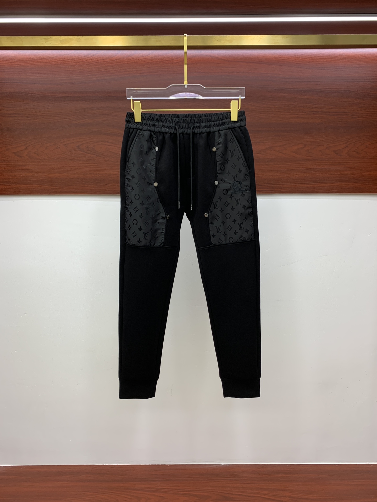 NO:539931,Lv 2025 autumn and winter new men's casual trousers, high-end products are simple, fashionable and generous, customized original imported fabrics, simple, neat and refreshing, the quality workmanship details can stand any form of test, simple, generous and versatile, elegant and handsome, and a brand new visual feeling!  He has invincible appearance, excellent details, and is not picky about others!  Code number M-3xL, louis vuitton,alexander wang19860909Lv 2025秋冬新款男士休闲长裤 高端货简洁时尚大方 定制原版进口面料 简洁利落又清爽 品质做工细节经得起任何形式检验,简约大方百搭款 上身优雅帅气,焕然一新的即视感！品相无敌,细节都很到位,上身不挑人！ 码数M-3xL,,louis vuitton,alexander wang,Men's clothing