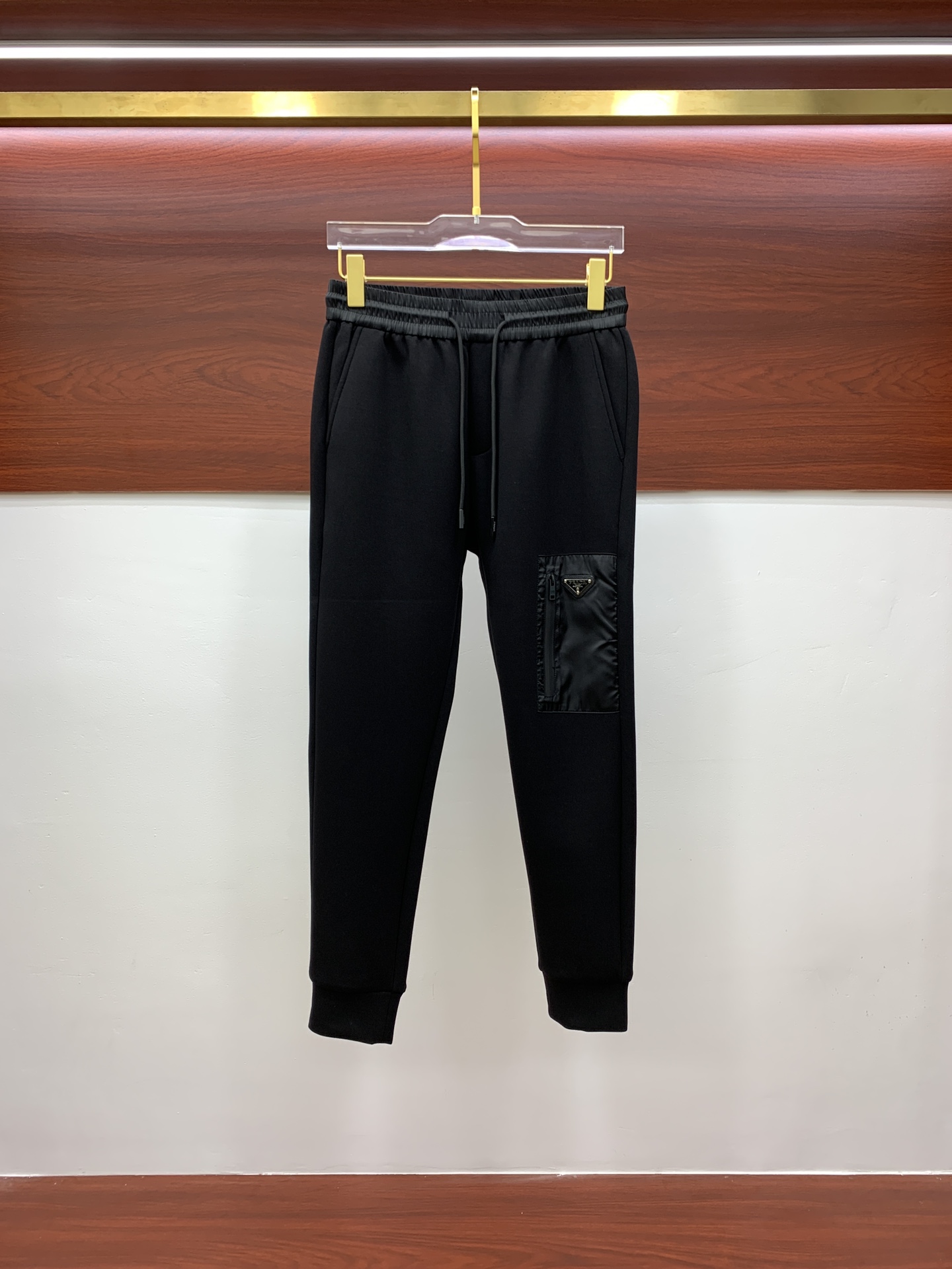 NO:539932,Prada 2025 autumn and winter new men's casual trousers, high-end products are simple, fashionable and generous, customized original imported fabrics, simple, neat and refreshing, the quality workmanship details can stand any form of test, simple, generous and versatile, elegant and handsome, and a brand new visual sense!  He has invincible appearance, excellent details, and is not picky about others!  Code number M-3xL, prada, alexander wang19860909普拉达 2025秋冬新款男士休闲长裤 高端货简洁时尚大方 定制原版进口面料 简洁利落又清爽 品质做工细节经得起任何形式检验,简约大方百搭款 上身优雅帅气,焕然一新的即视感！品相无敌,细节都很到位,上身不挑人！ 码数M-3xL,,prada,alexander wang,Men's clothing