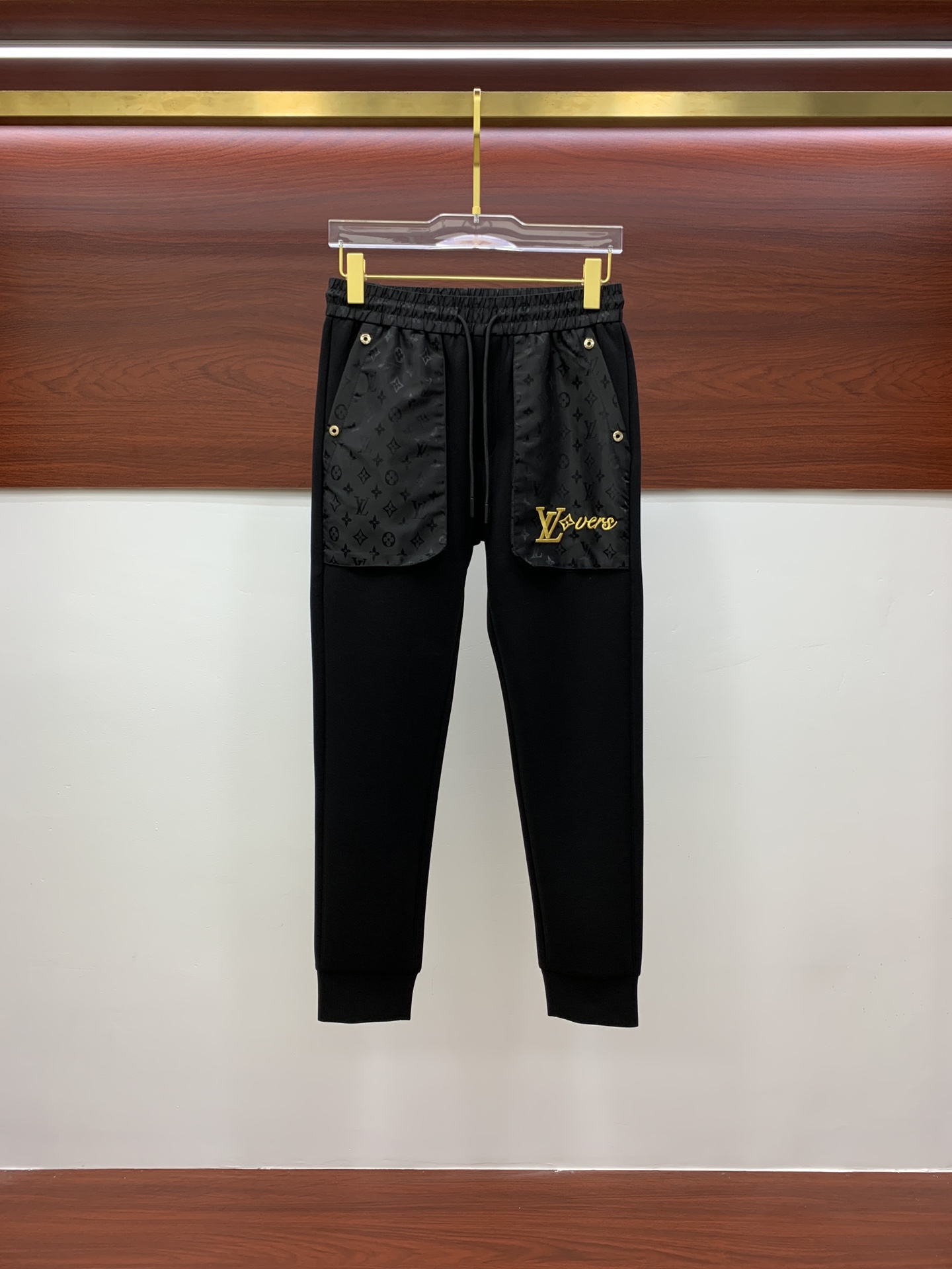 NO:539934,Lv 2025 autumn and winter new men's casual trousers, high-end products are simple, fashionable and generous, customized original imported fabrics, simple, neat and refreshing, the quality workmanship details can stand any form of test, simple, generous and versatile, elegant and handsome, and a brand new visual feeling!  He has invincible appearance, excellent details, and is not picky about others!  Code number M-3xL, louis vuitton,alexander wang19860909Lv 2025秋冬新款男士休闲长裤 高端货简洁时尚大方 定制原版进口面料 简洁利落又清爽 品质做工细节经得起任何形式检验,简约大方百搭款 上身优雅帅气,焕然一新的即视感！品相无敌,细节都很到位,上身不挑人！ 码数M-3xL,,louis vuitton,alexander wang,Men's clothing