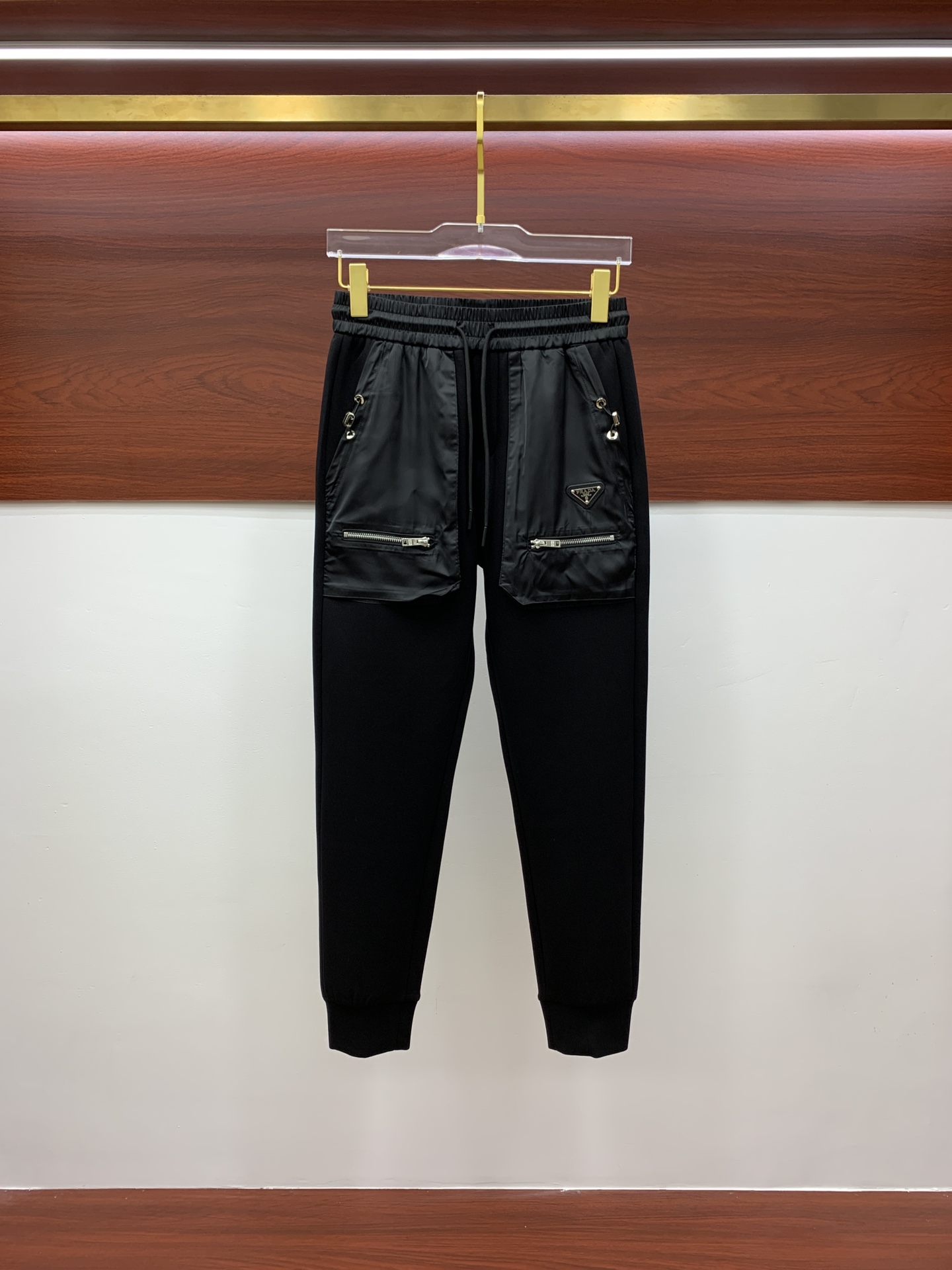 NO:539936,Fendi 2025 autumn and winter new men's casual trousers, high-end products are simple, fashionable and generous, customized original imported fabrics, simple, neat and refreshing, the quality workmanship details can stand any form of test, simple, generous and versatile, elegant and handsome, and a brand new visual feeling!  He has invincible appearance, excellent details, and is not picky about others!  Code number M-3xL, fendi, alexander wang19860909芬迪 2025秋冬新款男士休闲长裤 高端货简洁时尚大方 定制原版进口面料 简洁利落又清爽 品质做工细节经得起任何形式检验,简约大方百搭款 上身优雅帅气,焕然一新的即视感！品相无敌,细节都很到位,上身不挑人！ 码数M-3xL,,fendi,alexander wang,Men's clothing