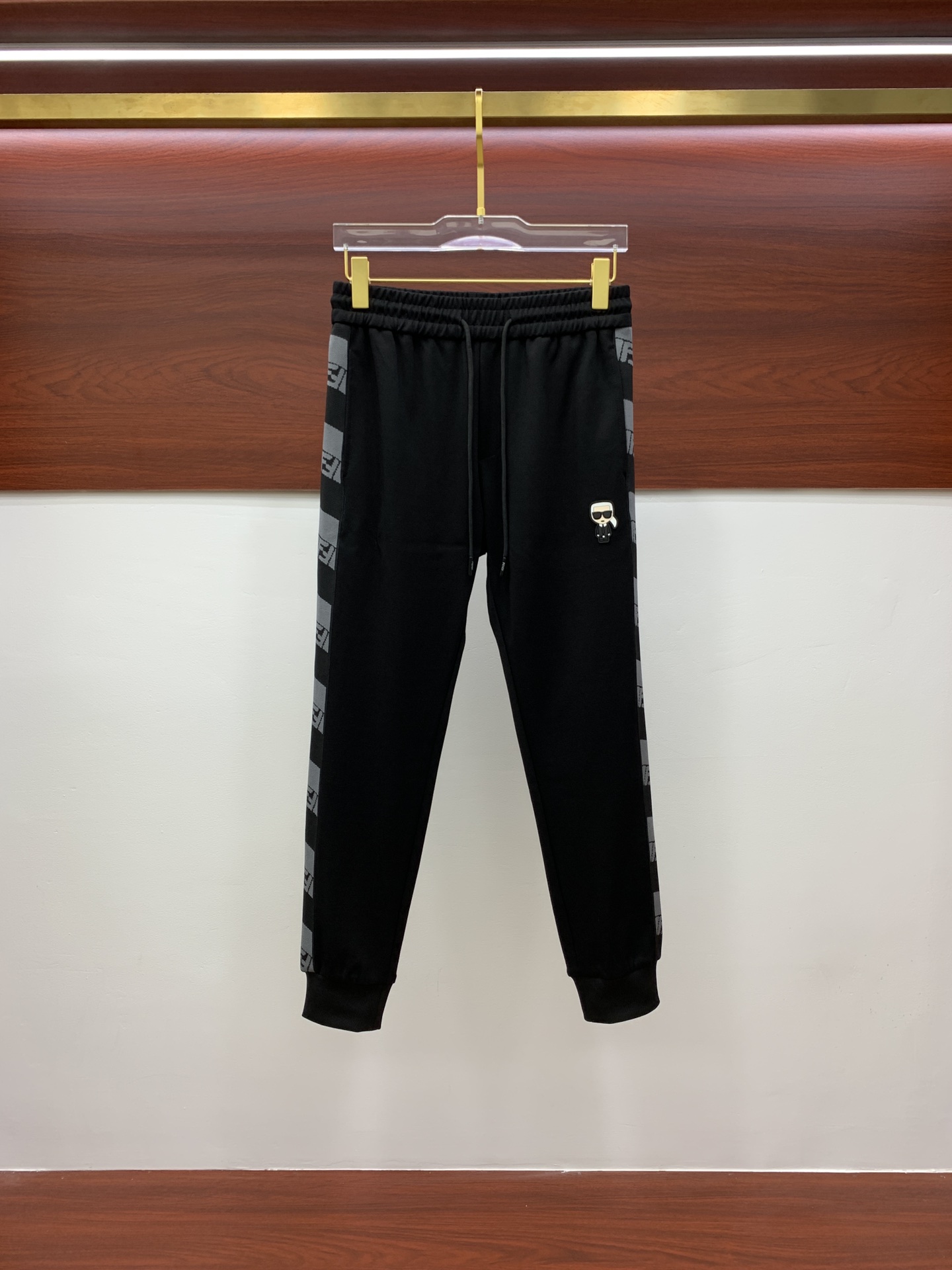 NO:539938,Fendi's new autumn and winter 2025 men's casual trousers, high-end products are simple, fashionable and generous, customized original imported fabrics, simple, neat and refreshing, the quality workmanship details can stand any form of test, simple, generous and versatile, elegant and handsome, and a brand new visual feeling!  He has invincible appearance, excellent details, and is not picky about others!  Code number M-3xL, fendi, alexander wang19860909芬迪2025秋冬新款男士休闲长裤 高端货简洁时尚大方 定制原版进口面料 简洁利落又清爽 品质做工细节经得起任何形式检验,简约大方百搭款 上身优雅帅气,焕然一新的即视感！品相无敌,细节都很到位,上身不挑人！ 码数M-3xL,,fendi,alexander wang,Men's clothing