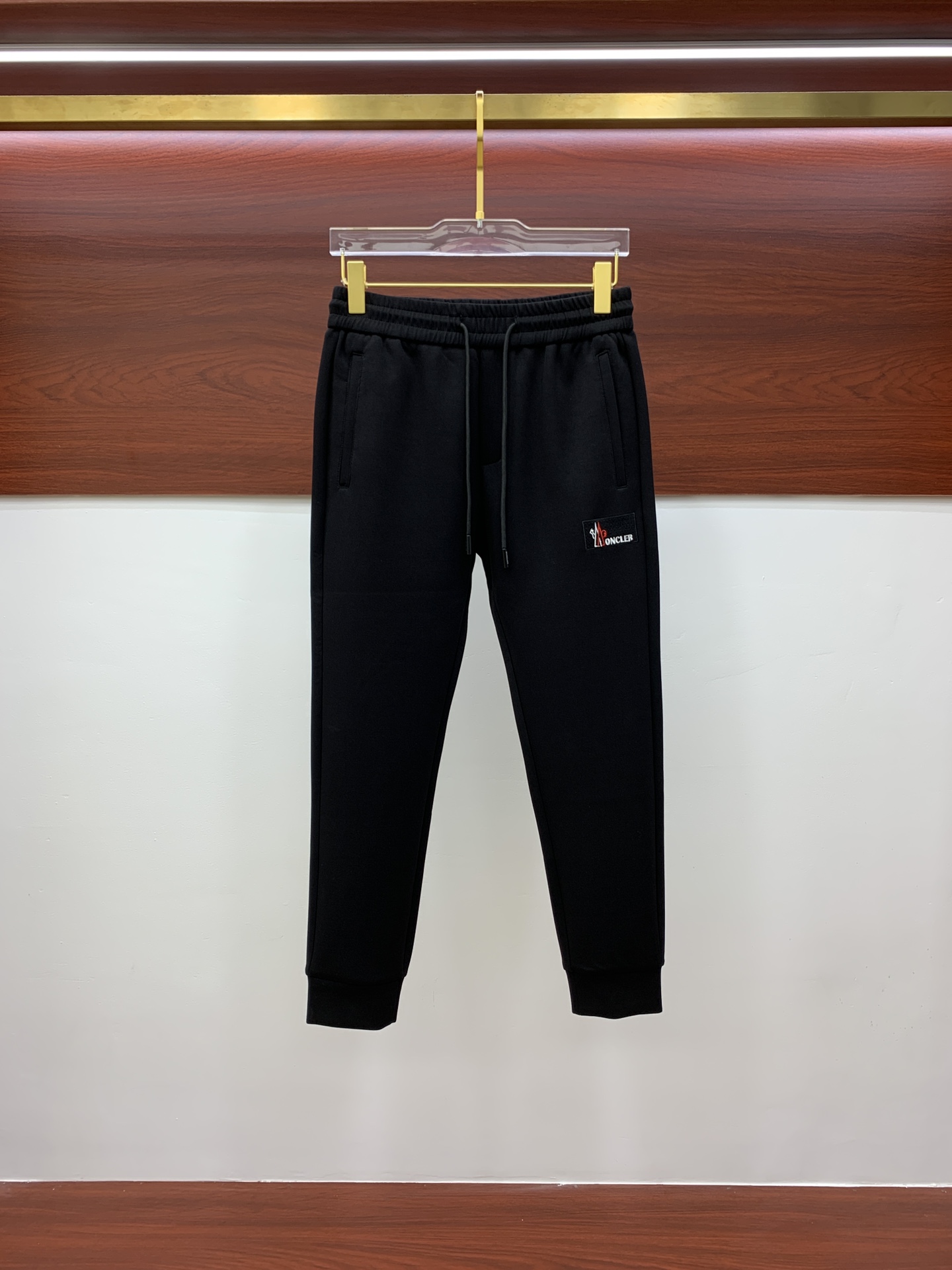 NO:539942,The new men's casual trousers for 2025 autumn and winter are high-end products, simple, fashionable and generous, customized original imported fabrics, simple, neat and refreshing, the quality workmanship details can stand any form of test, simple, generous and versatile, elegant and handsome, and a brand new visual feeling!  He has invincible appearance, excellent details, and is not picky about others!  Code number M-3xL, Moncler, alexander wang19860909蒙口2025秋冬新款男士休闲长裤 高端货简洁时尚大方 定制原版进口面料 简洁利落又清爽 品质做工细节经得起任何形式检验,简约大方百搭款 上身优雅帅气,焕然一新的即视感！品相无敌,细节都很到位,上身不挑人！ 码数M-3xL,,Moncler,alexander wang,Men's clothing