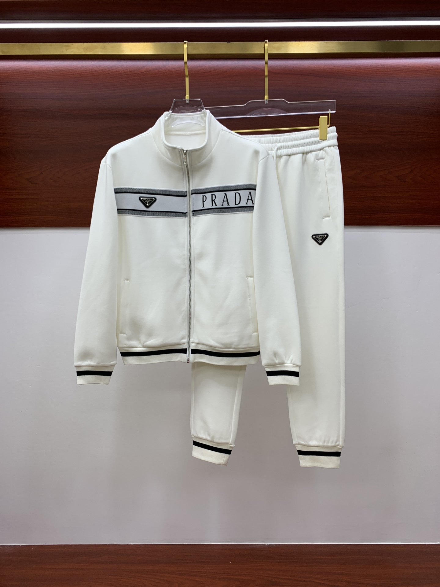 NO:539946,Prada* plus velvet top-grade set style 2025 autumn and winter style top-grade imported private goods, perfect inside, comfortable upper body, no thorny feeling, high-end custom imported fabric, arrangement craft zipper cardigan set, the counter style is fashionable and luxurious, the quality is unquestionable, the upper body effect is super luxurious official website same style, style counter size M-xxxl,,prada,alexander wang19860909普拉达*加绒顶级套装版型 2025秋冬款顶级进口私货,内里完美包边,上身舒服 无刺感 高端定制进口面料 排列工艺拉链开衫套装,专柜款时尚不失奢华 品质毋庸置疑 上身效果超赞奢华官网同款 款式专柜尺码M-xxxl,,prada,alexander wang,Men's clothing