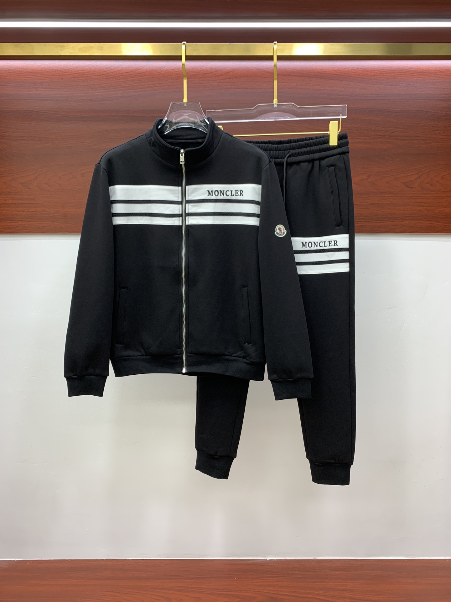 NO:539949,Top-grade set style of 2025 autumn and winter style top imported private goods, perfect inside, comfortable upper body, no thorny feeling, high-end custom imported fabric, arrangement craft zipper cardigan set, the counter style is fashionable and luxurious, the quality is unquestionable, the upper body effect is super luxurious official website same style, style counter size M-xxxl,,Moncler,alexander wang19860909蒙口*加绒顶级套装版型 2025秋冬款顶级进口私货,内里完美包边,上身舒服 无刺感 高端定制进口面料 排列工艺拉链开衫套装,专柜款时尚不失奢华 品质毋庸置疑 上身效果超赞奢华官网同款 款式专柜尺码M-xxxl,,Moncler,alexander wang,Men's clothing