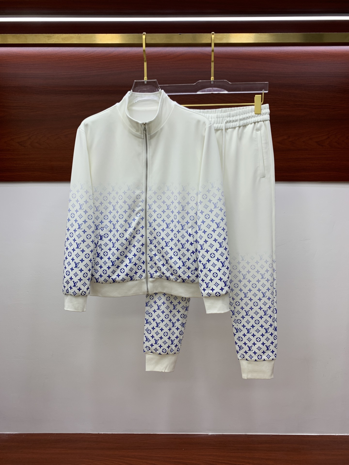 NO:539944,LV* top set style 2025 autumn and winter style top imported private goods, perfect inside, comfortable upper body, no thorny feeling, high-end custom imported fabric, arrangement craft zipper cardigan suit, the counter style is fashionable and luxurious, the quality is unquestionable, the upper body effect is super luxurious official website same style, style counter size M-xxxl,,louis vuitton,alexander wang19860909LV*顶级套装版型 2025秋冬款顶级进口私货,内里完美包边,上身舒服 无刺感 高端定制进口面料 排列工艺拉链开衫套装,专柜款时尚不失奢华 品质毋庸置疑 上身效果超赞奢华官网同款 款式专柜尺码M-xxxl,,louis vuitton,alexander wang,Men's clothing