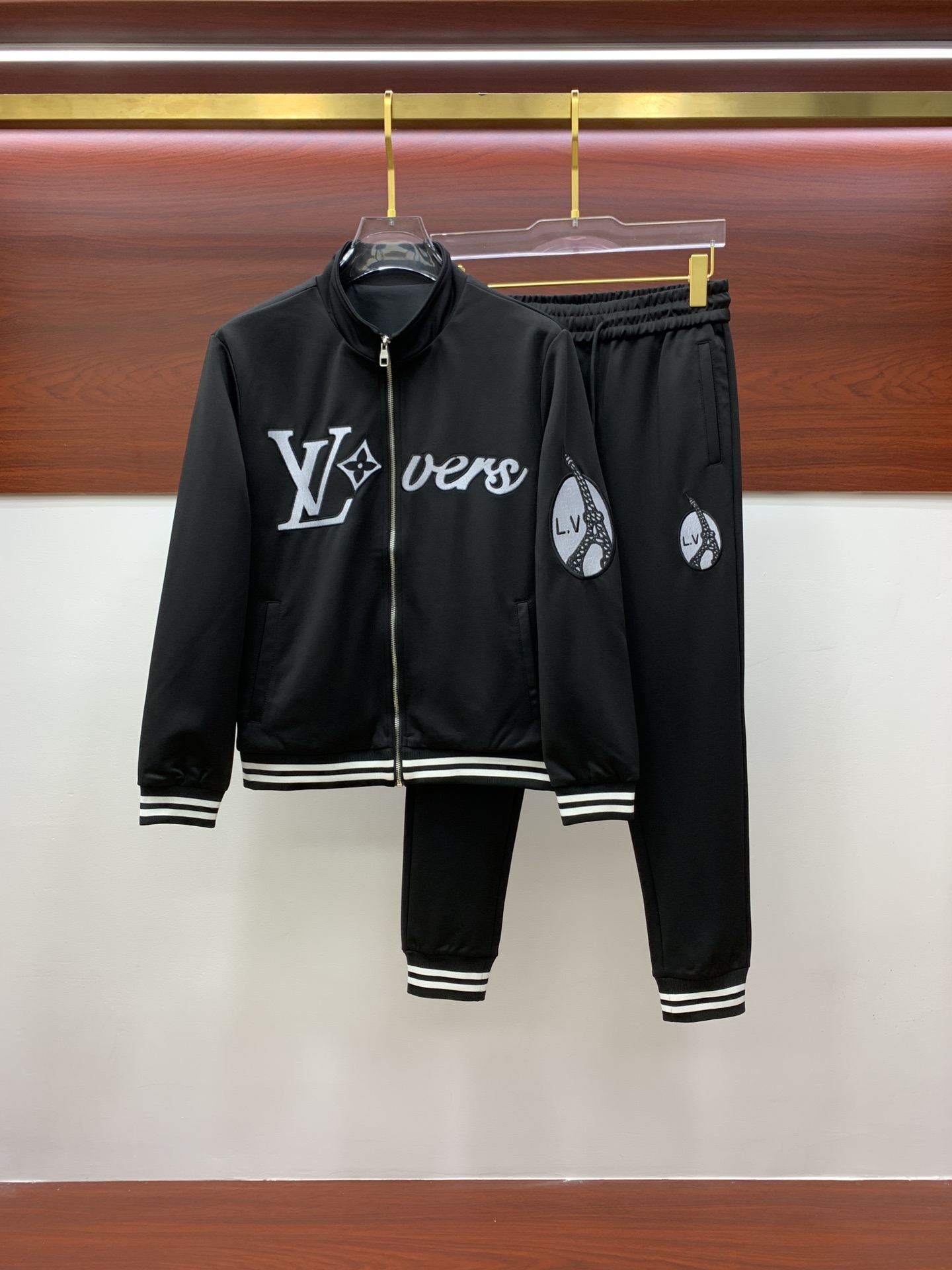 NO:539945,Lv* top set style 2025 autumn and winter style top imported private goods, perfect inside, comfortable upper body, no thorny feeling, high-end custom imported fabric, arrangement craft zipper cardigan set, counter style fashionable and luxurious, unquestionable quality, excellent upper body effect is excellent and luxurious official website same style, style counter size M-xxxl,,louis vuitton,alexander wang19860909Lv*顶级套装版型 2025秋冬款顶级进口私货,内里完美包边,上身舒服 无刺感 高端定制进口面料 排列工艺拉链开衫套装,专柜款时尚不失奢华 品质毋庸置疑 上身效果超赞奢华官网同款 款式专柜尺码M-xxxl,,louis vuitton,alexander wang,Men's clothing