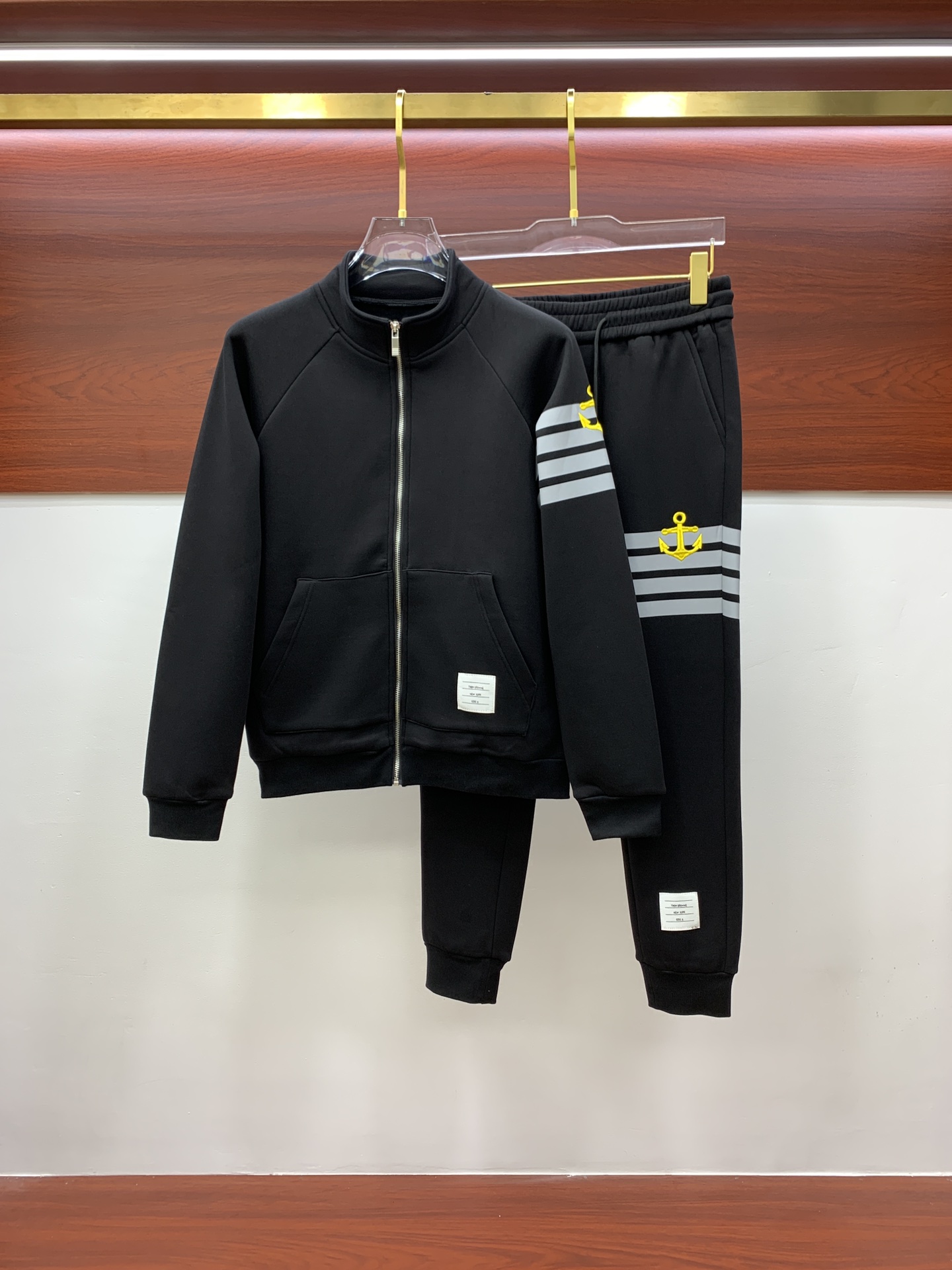 NO:539952,TB* plus velvet top-grade set style 2025 autumn and winter style top-grade imported private goods, perfect inside, comfortable upper body, no thorny feeling, high-end custom imported fabric arrangement craft zipper cardigan set, counter style fashionable and luxurious, unquestionable quality, excellent upper body effect is excellent and luxurious official website same style, style counter size M-xxxl,,alexander wang19860909TB*加绒顶级套装版型 2025秋冬款顶级进口私货,内里完美包边,上身舒服 无刺感 高端定制进口面料 排列工艺拉链开衫套装,专柜款时尚不失奢华 品质毋庸置疑 上身效果超赞奢华官网同款 款式专柜尺码M-xxxl,,alexander wang,Men's clothing