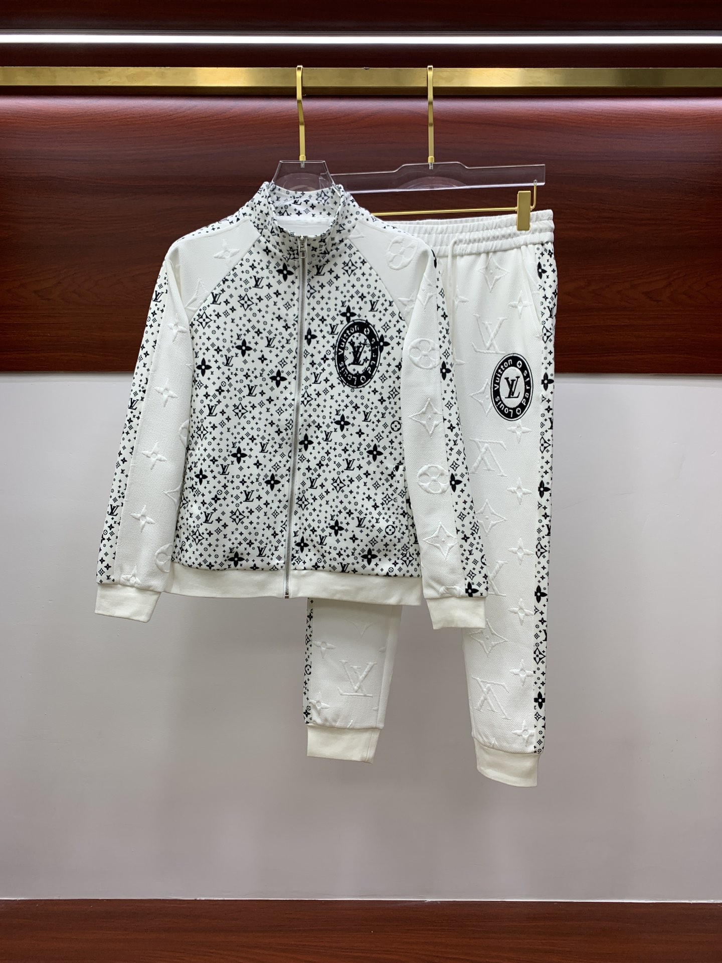 NO:539951,Lv* top set style 2025 autumn and winter style top imported private goods, perfect inside, comfortable upper body, no thorny feeling, high-end custom imported fabric, arrangement craft zipper cardigan set, counter style fashionable and luxurious, unquestionable quality, excellent upper body effect is excellent and luxurious official website same style, style counter size M-xxxl,,louis vuitton,alexander wang19860909Lv*顶级套装版型 2025秋冬款顶级进口私货,内里完美包边,上身舒服 无刺感 高端定制进口面料 排列工艺拉链开衫套装,专柜款时尚不失奢华 品质毋庸置疑 上身效果超赞奢华官网同款 款式专柜尺码M-xxxl,,louis vuitton,alexander wang,Men's clothing