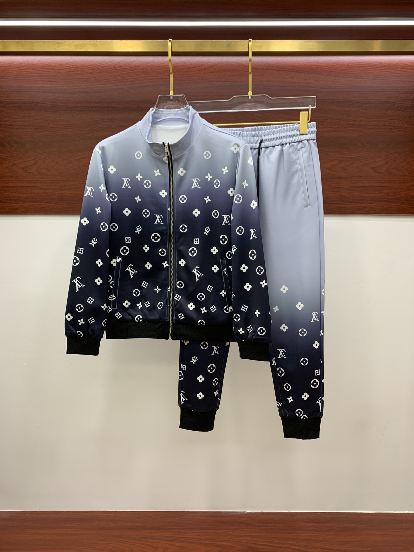 NO:539957,Lv* top set style 2025 autumn and winter style top imported private goods, perfect inside, comfortable upper body, no thorny feeling, high-end custom imported fabric, arrangement craft zipper cardigan set, counter style fashionable and luxurious, unquestionable quality, excellent upper body effect is excellent and luxurious official website same style, style counter size M-xxxl,,louis vuitton,alexander wang19860909Lv*顶级套装版型 2025秋冬款顶级进口私货,内里完美包边,上身舒服 无刺感 高端定制进口面料 排列工艺拉链开衫套装,专柜款时尚不失奢华 品质毋庸置疑 上身效果超赞奢华官网同款 款式专柜尺码M-xxxl,,louis vuitton,alexander wang,Men's clothing