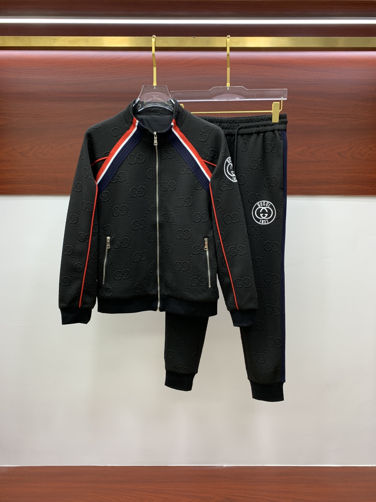 NO:539954,Guqi* top-level set style 2025 autumn and winter style top-level imported private goods, perfect inside, comfortable upper body, no thorny feeling, high-end custom imported fabric, arrangement craft zipper cardigan suit, the counter style is fashionable and luxurious, the quality is unquestionable, the upper body effect is super luxurious official website same style, style counter size M-xxxl,,alexander wang19860909古奇*顶级套装版型 2025秋冬款顶级进口私货,内里完美包边,上身舒服 无刺感 高端定制进口面料 排列工艺拉链开衫套装,专柜款时尚不失奢华 品质毋庸置疑 上身效果超赞奢华官网同款 款式专柜尺码M-xxxl,,alexander wang,Men's clothing