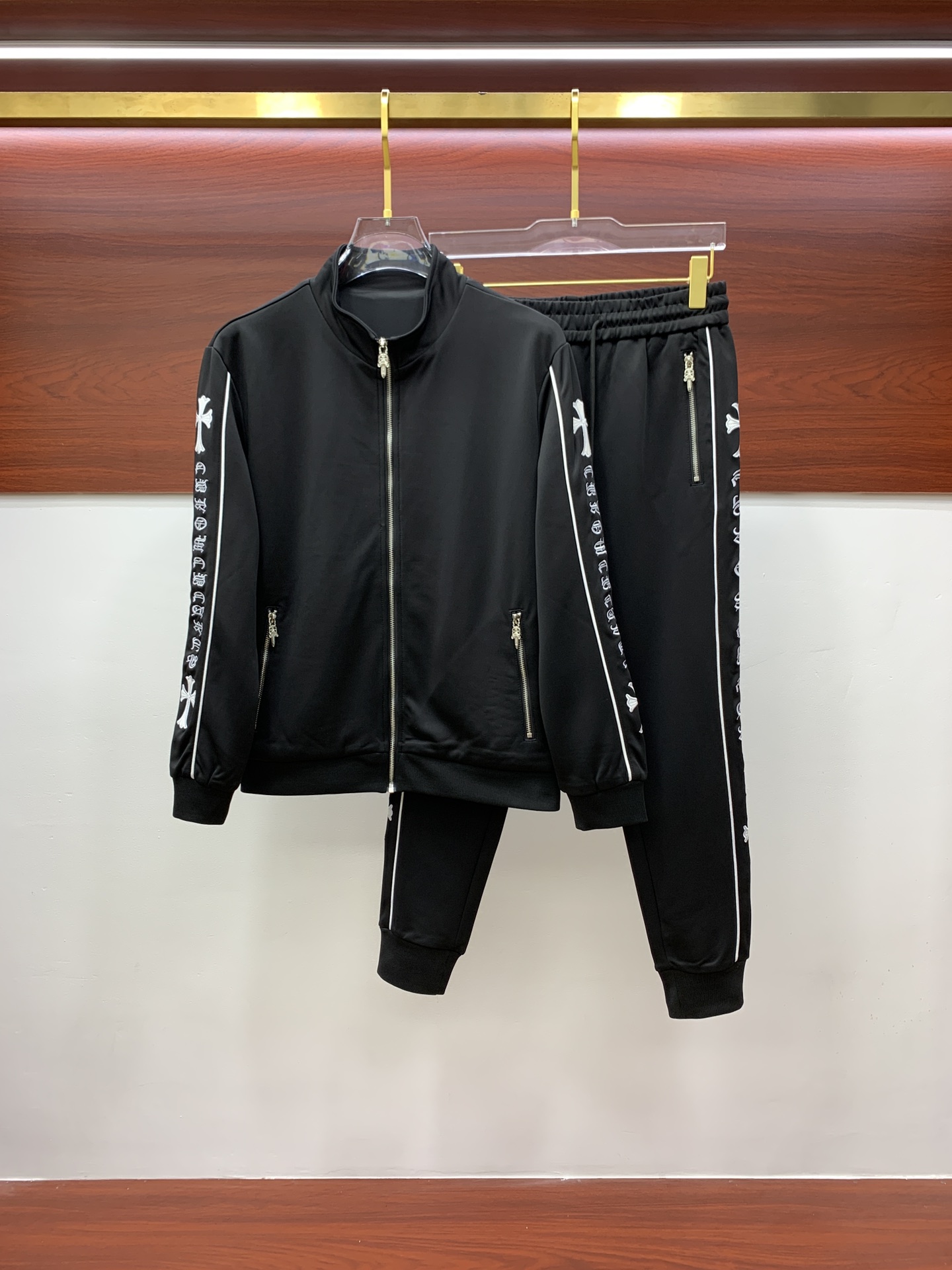 NO:539960,Croxin* top-level set style 2025 autumn and winter style top-level imported private goods, perfect inside, comfortable upper body, no thorny feeling, high-end custom imported fabric, arrangement craft zipper cardigan set, the counter style is fashionable and luxurious, the quality is unquestionable, the upper body effect is super luxurious official website same style, style counter size M-xxxl,,chrome hearts,alexander wang19860909克罗心*顶级套装版型 2025秋冬款顶级进口私货,内里完美包边,上身舒服 无刺感 高端定制进口面料 排列工艺拉链开衫套装,专柜款时尚不失奢华 品质毋庸置疑 上身效果超赞奢华官网同款 款式专柜尺码M-xxxl,,chrome hearts,alexander wang,Men's clothing