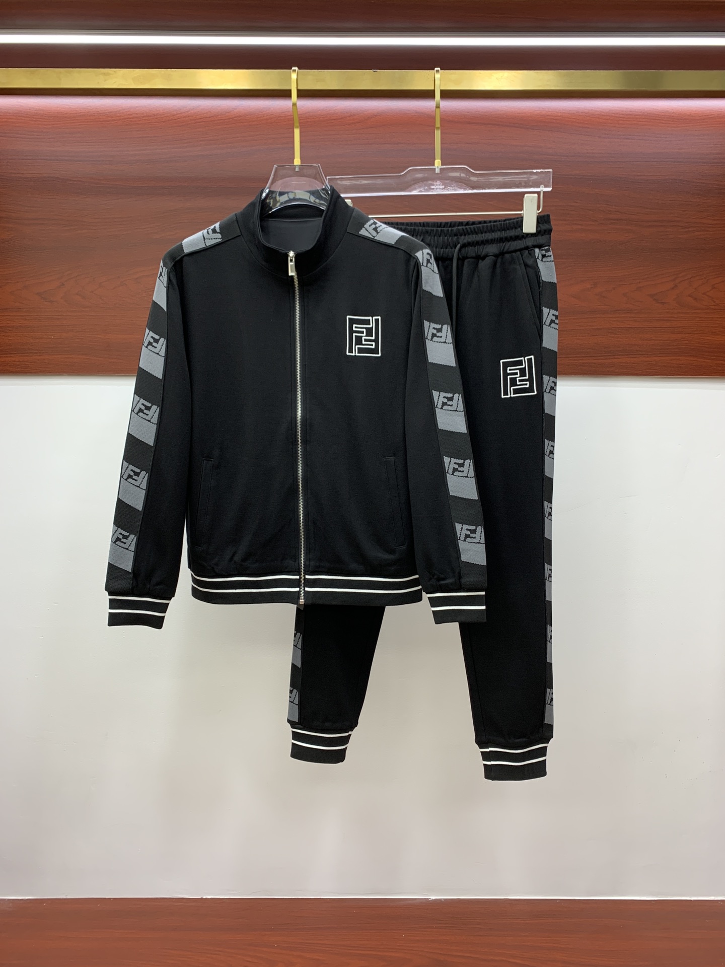 NO:539966,Fendi* top set style 2025 autumn and winter style top imported private goods, perfect inside, comfortable upper body, no thorny feeling, high-end custom imported fabric, arrangement craft zipper cardigan set, the counter style is fashionable and luxurious, the quality is unquestionable, the upper body effect is super luxurious official website same style, style counter size M-xxxl,,fendi,alexander wang19860909芬迪*顶级套装版型 2025秋冬款顶级进口私货,内里完美包边,上身舒服 无刺感 高端定制进口面料 排列工艺拉链开衫套装,专柜款时尚不失奢华 品质毋庸置疑 上身效果超赞奢华官网同款 款式专柜尺码M-xxxl,,fendi,alexander wang,Men's clothing