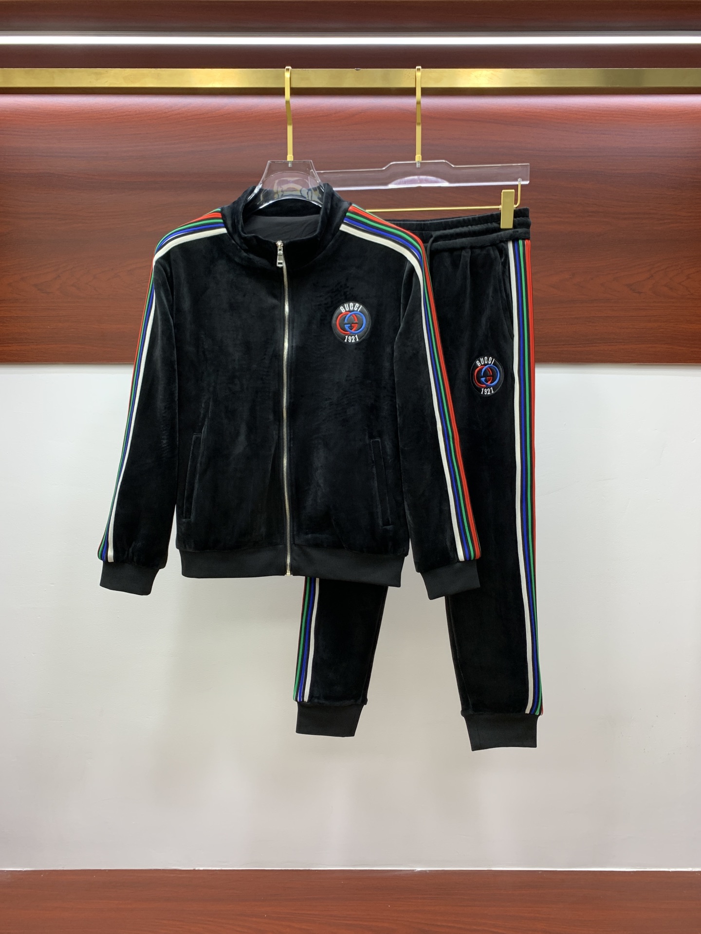 NO:539972,Guqi* gold velvet top-level set style 2025 autumn and winter style top-level imported private goods, perfect inside, comfortable upper body, no thorny feeling, high-end custom imported fabric, arrangement craft zipper cardigan set, the counter style is fashionable and luxurious, the quality is unquestionable, the upper body effect is super luxurious official website same style, style counter size M-xxxl,,alexander wang19860909古奇*金丝绒顶级套装版型 2025秋冬款顶级进口私货,内里完美包边,上身舒服 无刺感 高端定制进口面料 排列工艺拉链开衫套装,专柜款时尚不失奢华 品质毋庸置疑 上身效果超赞奢华官网同款 款式专柜尺码M-xxxl,,alexander wang,Men's clothing