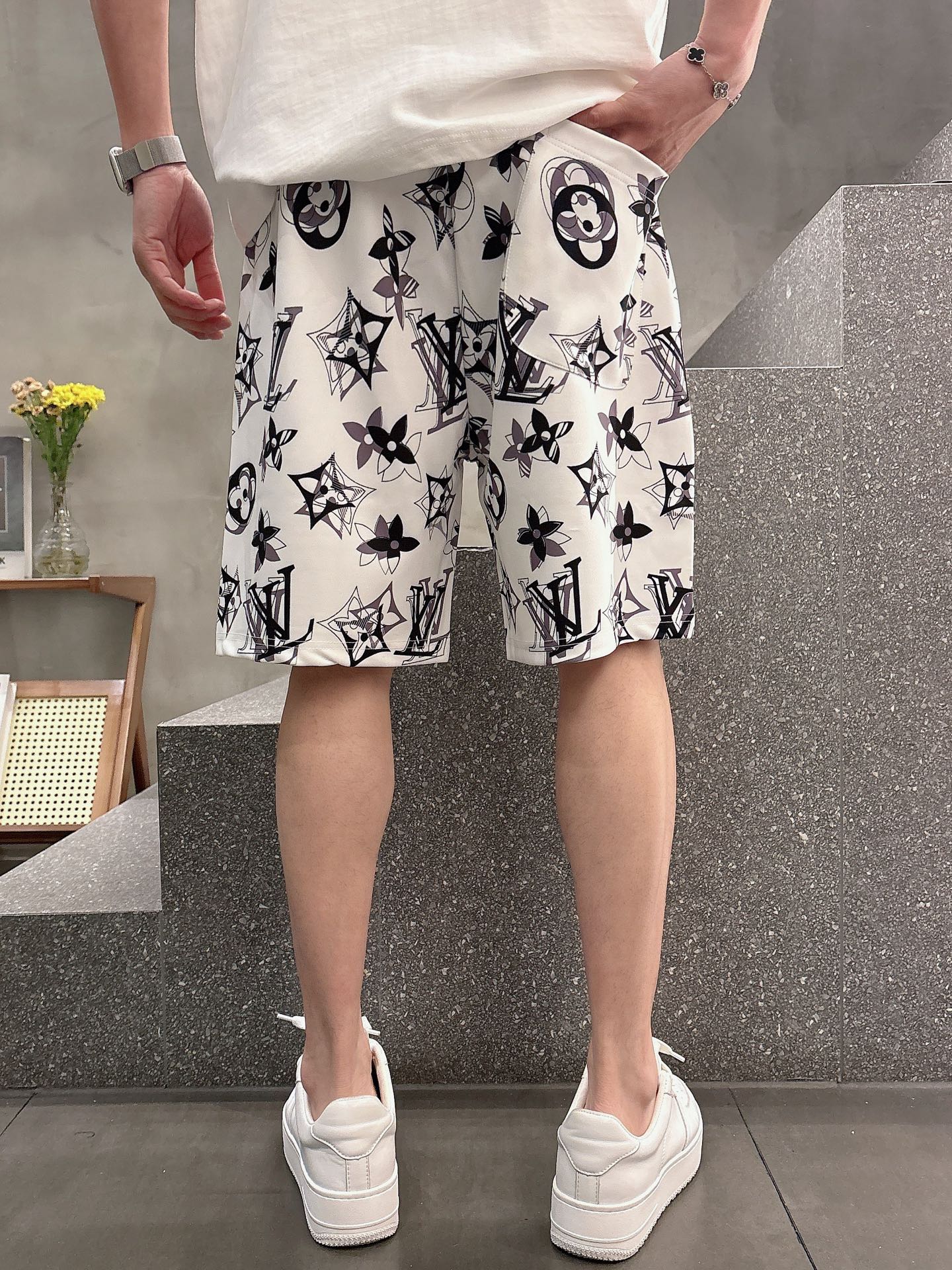 P140 Lv 2025春夏新款男士休闲短裤 高端货简洁时尚大方 定制原版进口面料 简洁利落又清爽 品质做工细节经得起任何形式检验简约大方百搭款 上身优雅帅气，焕然一新的即视感！品相无敌，细节都很到位，上身不挑人！
码数：M-3xL🐰 