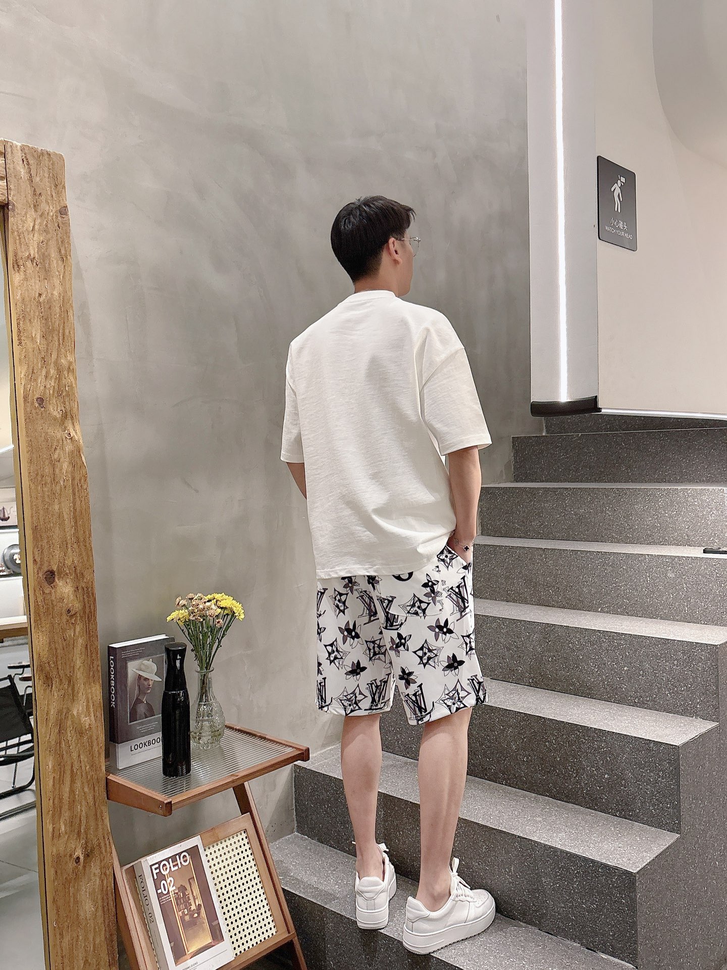 P140 Lv 2025春夏新款男士休闲短裤 高端货简洁时尚大方 定制原版进口面料 简洁利落又清爽 品质做工细节经得起任何形式检验简约大方百搭款 上身优雅帅气，焕然一新的即视感！品相无敌，细节都很到位，上身不挑人！
码数：M-3xL🐰 