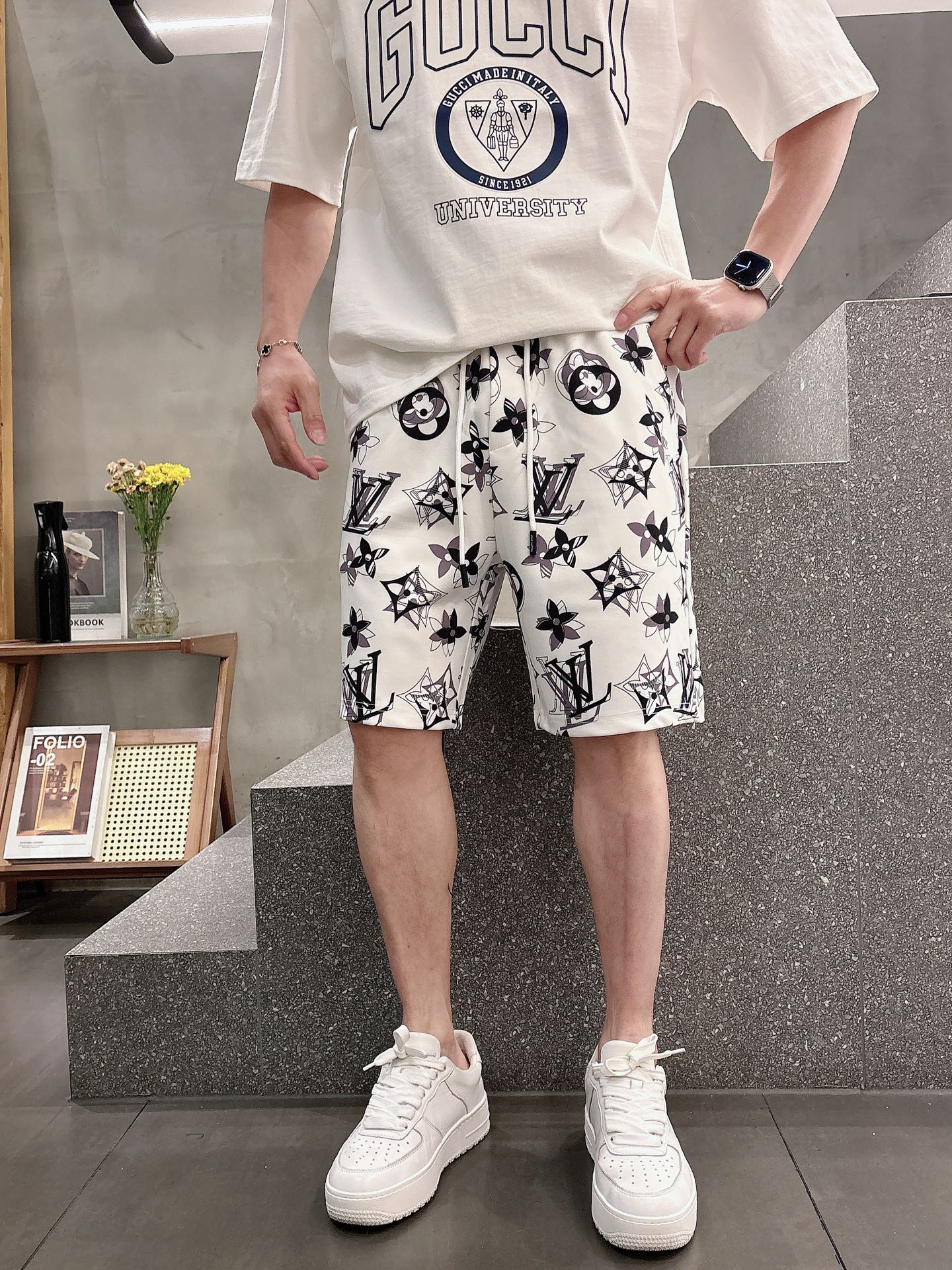 P140 Lv 2025春夏新款男士休闲短裤 高端货简洁时尚大方 定制原版进口面料 简洁利落又清爽 品质做工细节经得起任何形式检验简约大方百搭款 上身优雅帅气，焕然一新的即视感！品相无敌，细节都很到位，上身不挑人！
码数：M-3xL🐰 