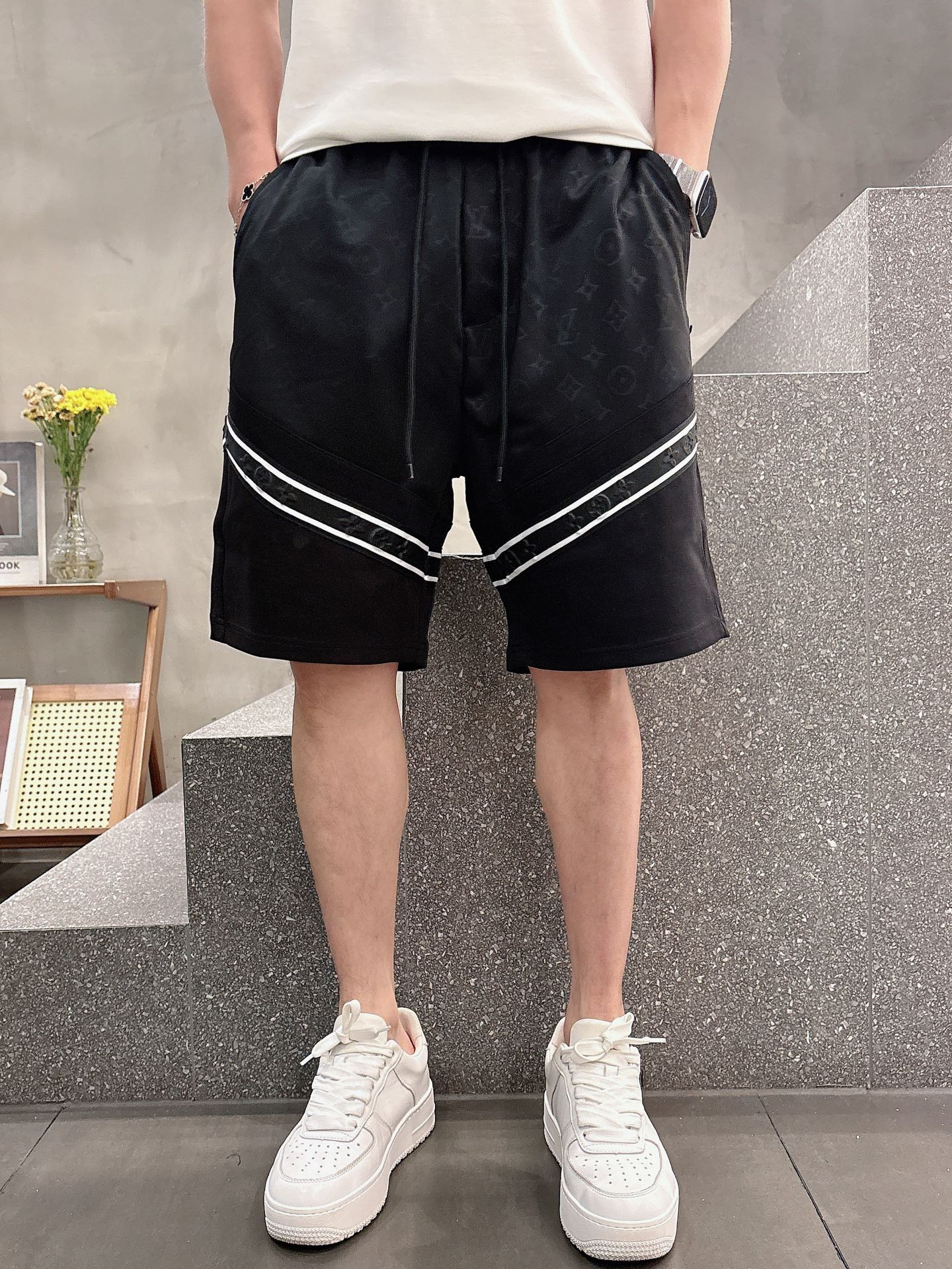 NO:446419,Lv 2025 spring and summer new men's casual shorts, high-end products are simple, fashionable and generous, customized original imported fabrics, simple, neat and refreshing, the quality workmanship details can withstand any form of inspection, simple, generous and versatile, elegant and handsome, and a brand new visual feeling!  He has invincible appearance, excellent details, and is not picky about others!  Code number M-3xL, louis vuitton, shorts, alexander wang19860909Lv 2025春夏新款男士休闲短裤 高端货简洁时尚大方 定制原版进口面料 简洁利落又清爽 品质做工细节经得起任何形式检验简约大方百搭款 上身优雅帅气,焕然一新的即视感！品相无敌,细节都很到位,上身不挑人！ 码数M-3xL,,louis vuitton,shorts,alexander wang,Men's clothing