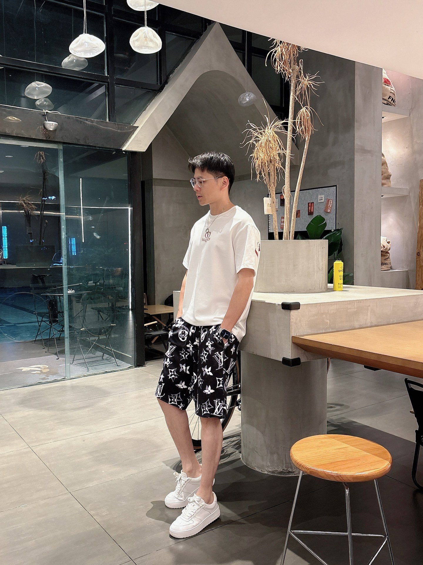 P140 Lv 2025春夏新款男士休闲短裤 高端货简洁时尚大方 定制原版进口面料 简洁利落又清爽 品质做工细节经得起任何形式检验简约大方百搭款 上身优雅帅气，焕然一新的即视感！品相无敌，细节都很到位，上身不挑人！
码数：M-3xL🐰 