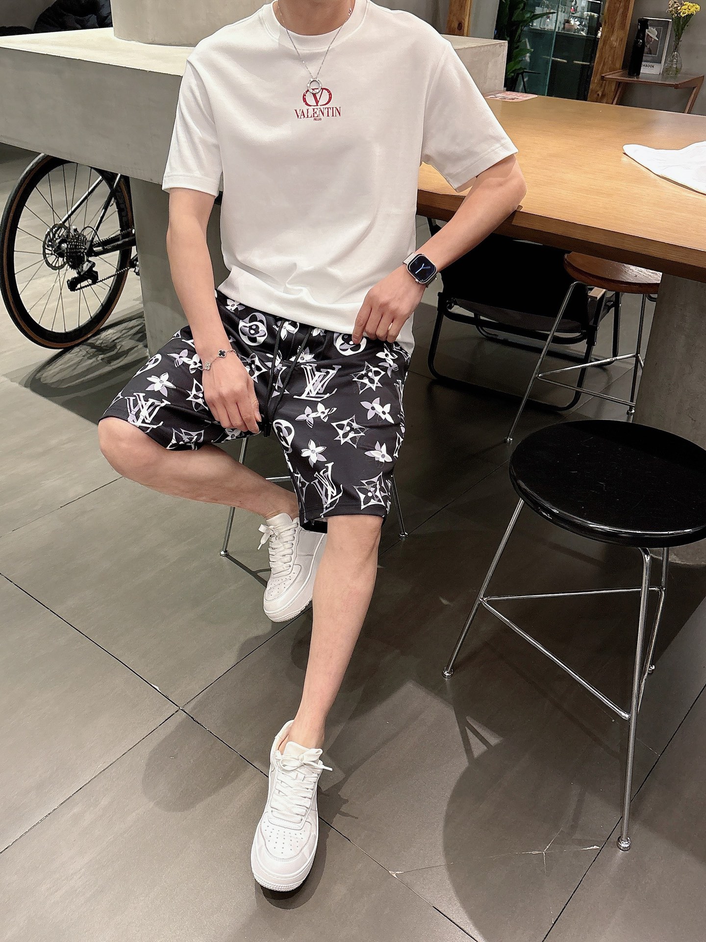 P140 Lv 2025春夏新款男士休闲短裤 高端货简洁时尚大方 定制原版进口面料 简洁利落又清爽 品质做工细节经得起任何形式检验简约大方百搭款 上身优雅帅气，焕然一新的即视感！品相无敌，细节都很到位，上身不挑人！
码数：M-3xL🐰 
