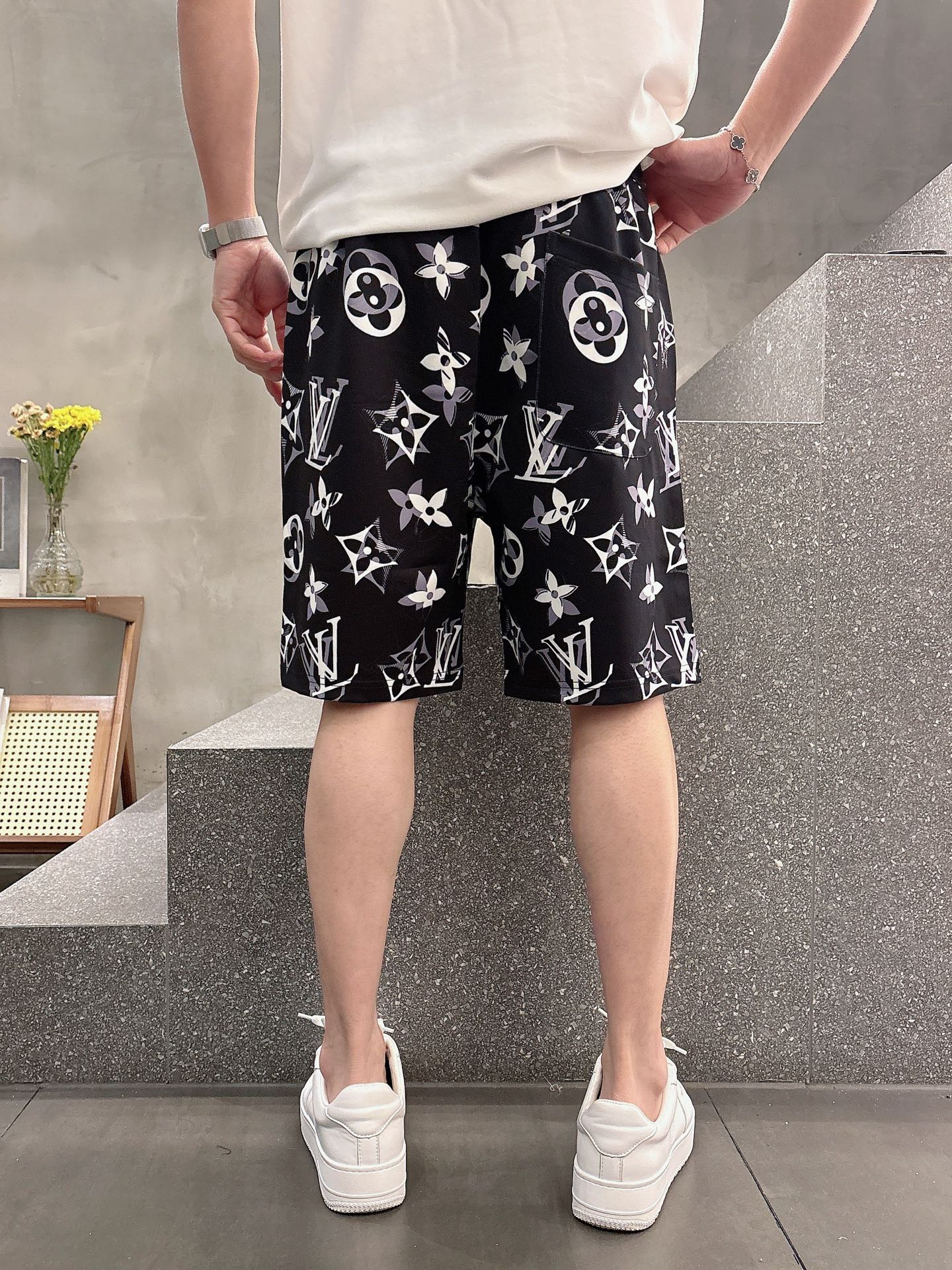 P140 Lv 2025春夏新款男士休闲短裤 高端货简洁时尚大方 定制原版进口面料 简洁利落又清爽 品质做工细节经得起任何形式检验简约大方百搭款 上身优雅帅气，焕然一新的即视感！品相无敌，细节都很到位，上身不挑人！
码数：M-3xL🐰 