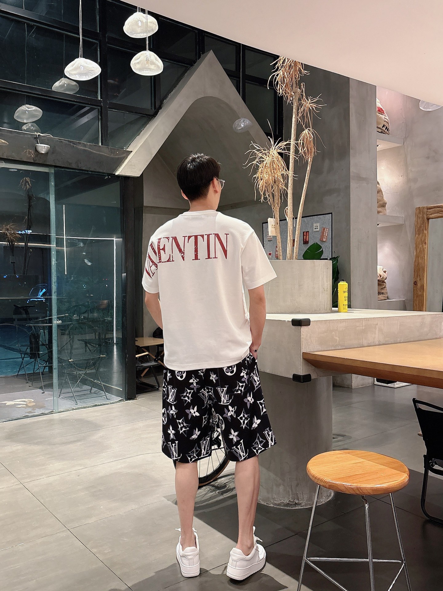 P140 Lv 2025春夏新款男士休闲短裤 高端货简洁时尚大方 定制原版进口面料 简洁利落又清爽 品质做工细节经得起任何形式检验简约大方百搭款 上身优雅帅气，焕然一新的即视感！品相无敌，细节都很到位，上身不挑人！
码数：M-3xL🐰 