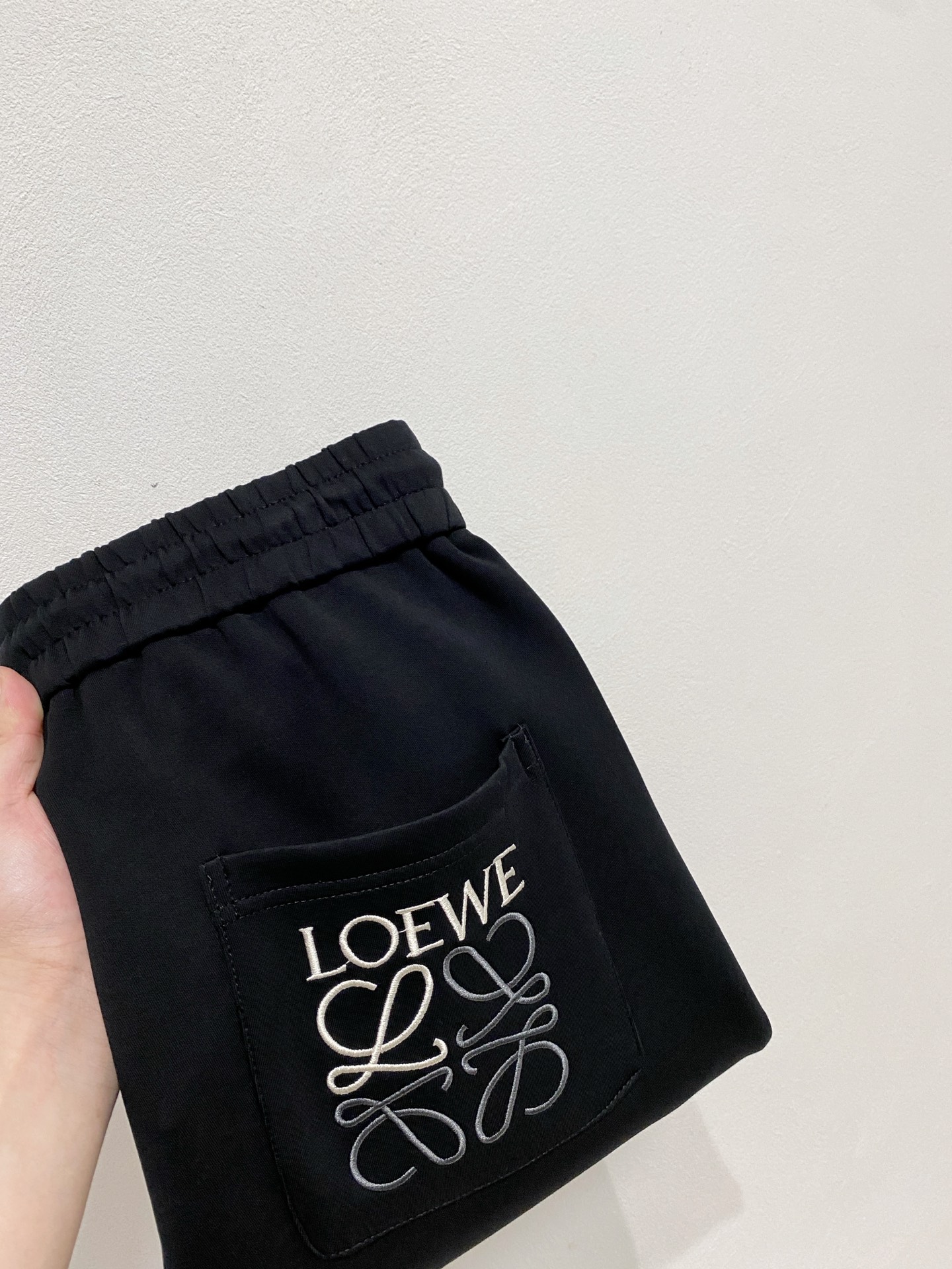 NO:541076,Luo Yiwei 2025 autumn and winter men's clothing counter official website new air layer cotton. The hot fabric is super good and popular. The essential men's trousers in autumn and winter are decorated with classic icon embroidery elements on the front. The design interprets the essence of the brand. The air layer fabric is made of casual pants, soft and smooth, comfortable and breathable, clear texture, and natural cotton. It is highly recommended!  Size..M-3XL, loewe,alexander wang19860909罗意威2025秋冬男装专柜官网新品空气层棉 爆款面料超好人气推荐秋冬必备男士长裤正面饰有经典图标刺绣元素设计诠释品牌精髓,空气层面料休闲裤制成,柔软垂顺,舒适透气、纹理清晰、棉感自然,强烈推荐！尺码..M-3XL,,loewe,alexander wang,Men's clothing