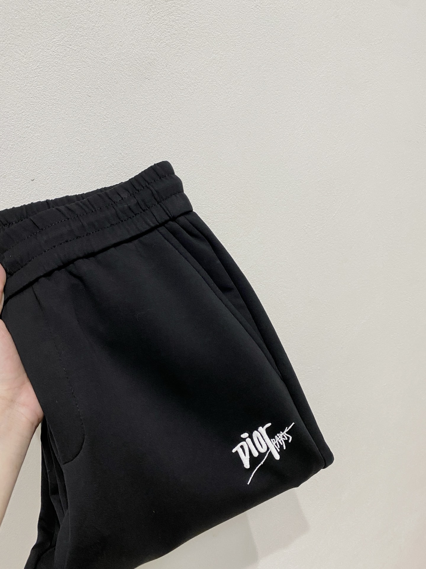 NO:541110,Dior 2025 autumn and winter men's clothing counter official website new air layer cotton. The hot fabric is super good and popular. The essential men's trousers in autumn and winter are decorated with classic icon embroidery elements on the front. The design interprets the essence of the brand. The air layer fabric casual pants are made of soft and smooth, comfortable and breathable, clear texture, and natural cotton. It is highly recommended!  Size..M-3XL,dior,alexander wang19860909迪奥2025秋冬男装专柜官网新品空气层棉 爆款面料超好人气推荐秋冬必备男士长裤正面饰有经典图标刺绣元素设计诠释品牌精髓,空气层面料休闲裤制成,柔软垂顺,舒适透气、纹理清晰、棉感自然,强烈推荐！尺码..M-3XL,,dior,alexander wang,Men's clothing