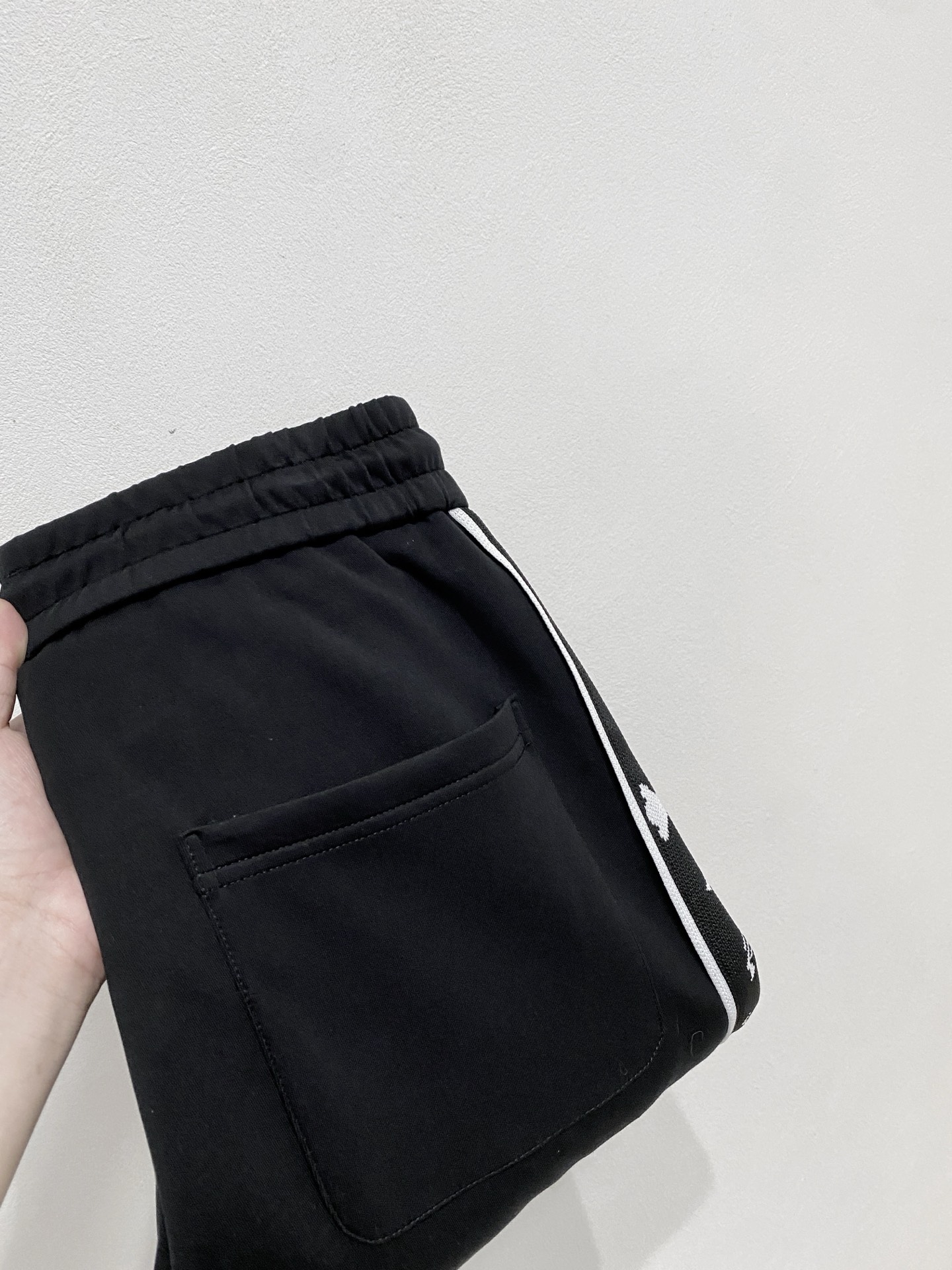 NO:541104,Crowxin 2025 autumn and winter men's clothing counter official website new air layer cotton, hot fabrics are super popular, recommended, men's trousers are decorated with classic icon embroidery elements on the front, design interprets the essence of the brand, made of air layer casual pants, soft and smooth, comfortable and breathable, clear texture, and natural cotton. It is highly recommended!  Size..M-3XL, chrome hearts,alexander wang19860909克罗心2025秋冬男装专柜官网新品空气层棉 爆款面料超好人气推荐秋冬必备男士长裤正面饰有经典图标刺绣元素设计诠释品牌精髓,空气层面料休闲裤制成,柔软垂顺,舒适透气、纹理清晰、棉感自然,强烈推荐！尺码..M-3XL,,chrome hearts,alexander wang,Men's clothing