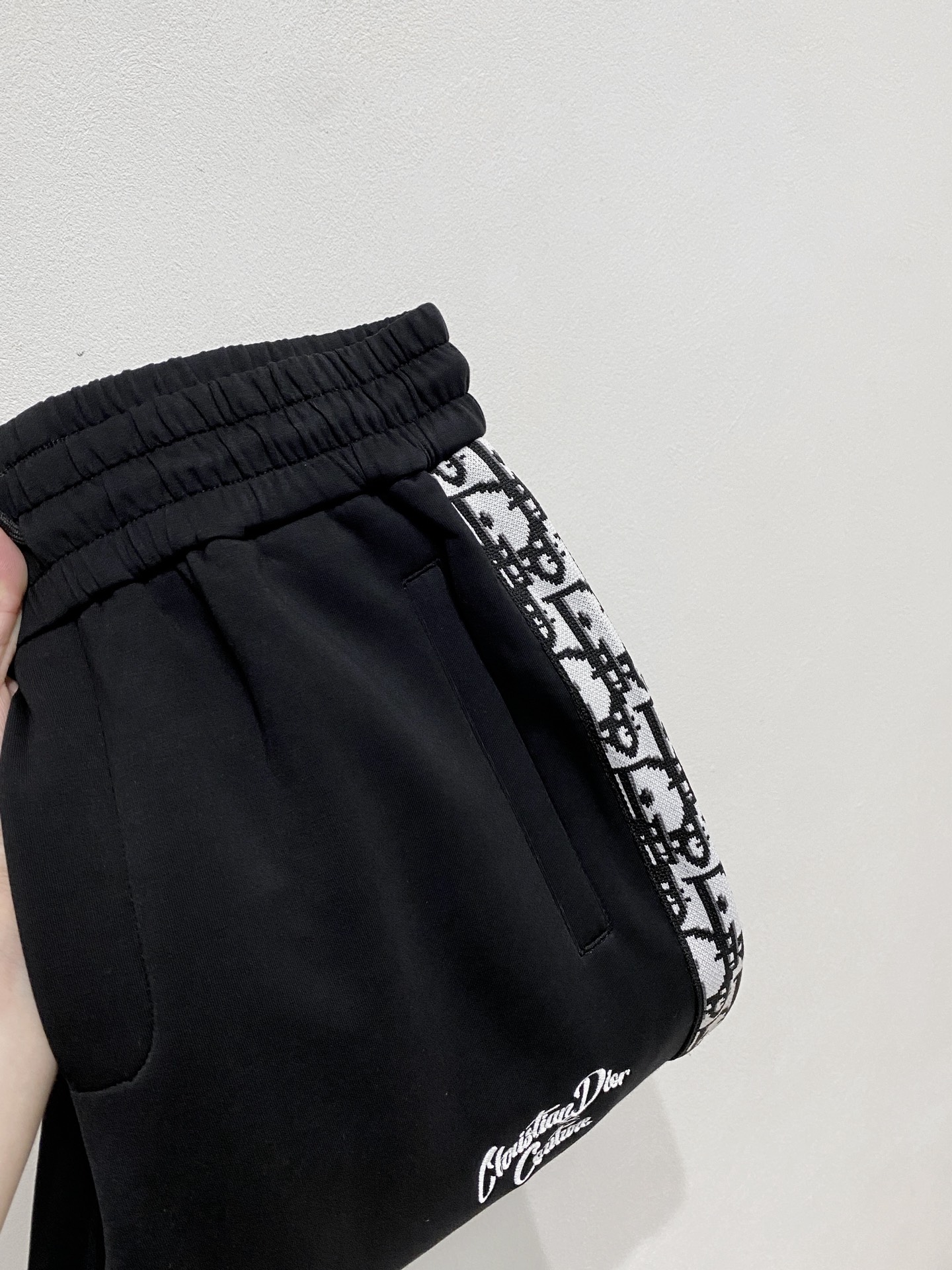 NO:541098,Dior 2025 autumn and winter men's clothing counter official website new air layer cotton. The hot fabric is super good and popular. The essential men's trousers in autumn and winter are decorated with classic icon embroidery elements on the front. The design interprets the essence of the brand. The air layer fabric casual pants are made of soft and smooth, comfortable and breathable, clear texture, and natural cotton. It is highly recommended!  Size..M-3XL,dior,alexander wang19860909迪奥2025秋冬男装专柜官网新品空气层棉 爆款面料超好人气推荐秋冬必备男士长裤正面饰有经典图标刺绣元素设计诠释品牌精髓,空气层面料休闲裤制成,柔软垂顺,舒适透气、纹理清晰、棉感自然,强烈推荐！尺码..M-3XL,,dior,alexander wang,Men's clothing