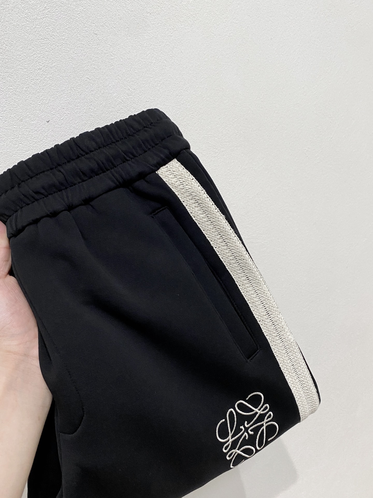 NO:541092,Luo Yiwei 2025 autumn and winter men's clothing counter official website new air layer cotton. The hot fabric is super good and popular. The essential men's trousers in autumn and winter are decorated with classic icon embroidery elements on the front. The design interprets the essence of the brand. The air layer fabric is made of casual pants, soft and smooth, comfortable and breathable, clear texture, and natural cotton. It is highly recommended!  Size..M-3XL, loewe,alexander wang19860909罗意威2025秋冬男装专柜官网新品空气层棉 爆款面料超好人气推荐秋冬必备男士长裤正面饰有经典图标刺绣元素设计诠释品牌精髓,空气层面料休闲裤制成,柔软垂顺,舒适透气、纹理清晰、棉感自然,强烈推荐！尺码..M-3XL,,loewe,alexander wang,Men's clothing