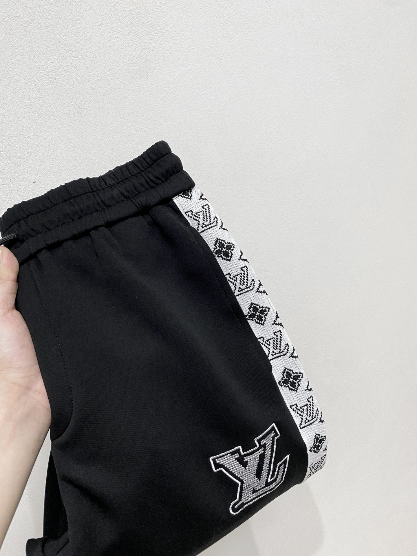 NO:541109,Lv2025 autumn and winter men's clothing counter official website new air layer cotton. The hot fabric is super good and popular. The essential men's trousers in autumn and winter are decorated with classic icon embroidery elements on the front. The design interprets the essence of the brand. The air layer fabric is made of casual pants, soft and smooth, comfortable and breathable, clear texture, and natural cotton. It is highly recommended!  Size..M-3XL, louis vuitton,alexander wang19860909Lv2025秋冬男装专柜官网新品空气层棉 爆款面料超好人气推荐秋冬必备男士长裤正面饰有经典图标刺绣元素设计诠释品牌精髓,空气层面料休闲裤制成,柔软垂顺,舒适透气、纹理清晰、棉感自然,强烈推荐！尺码..M-3XL,,louis vuitton,alexander wang,Men's clothing