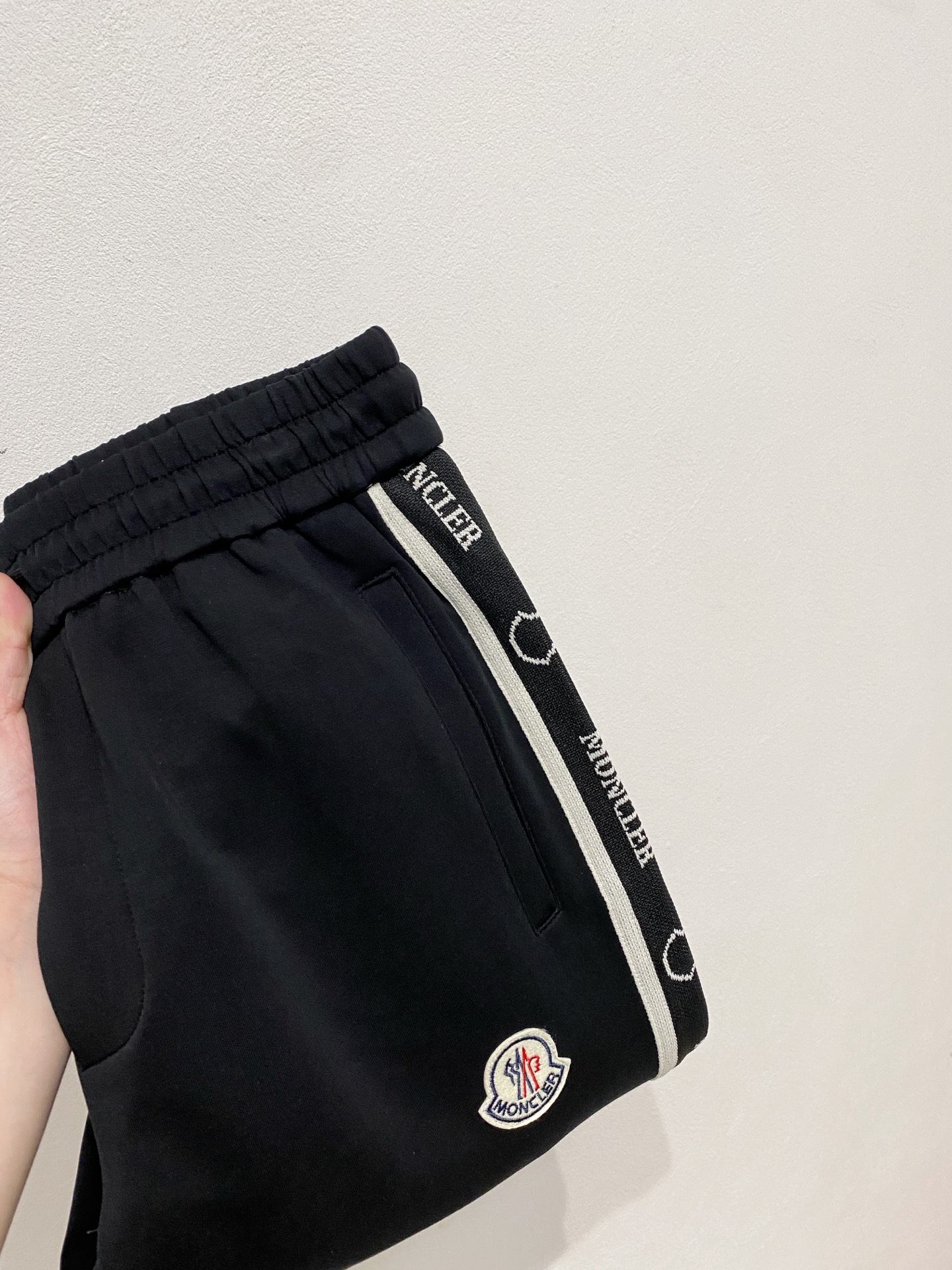 NO:541103,The official website of the 2025 autumn and winter men's clothing counter for the official website of the new air-layer cotton hot fabric is super popular. The hot fabric is very good. The must-have men's trousers in autumn and winter are decorated with classic icon embroidery elements on the front. The design interprets the essence of the brand. The air-layer fabric is made of casual pants, which is soft and smooth, comfortable and breathable, clear texture, and a natural cotton feel. It is highly recommended!  Size..M-3XL, Moncler,alexander wang19860909蒙口2025秋冬男装专柜官网新品空气层棉 爆款面料超好人气推荐秋冬必备男士长裤正面饰有经典图标刺绣元素设计诠释品牌精髓,空气层面料休闲裤制成,柔软垂顺,舒适透气、纹理清晰、棉感自然,强烈推荐！尺码..M-3XL,,Moncler,alexander wang,Men's clothing