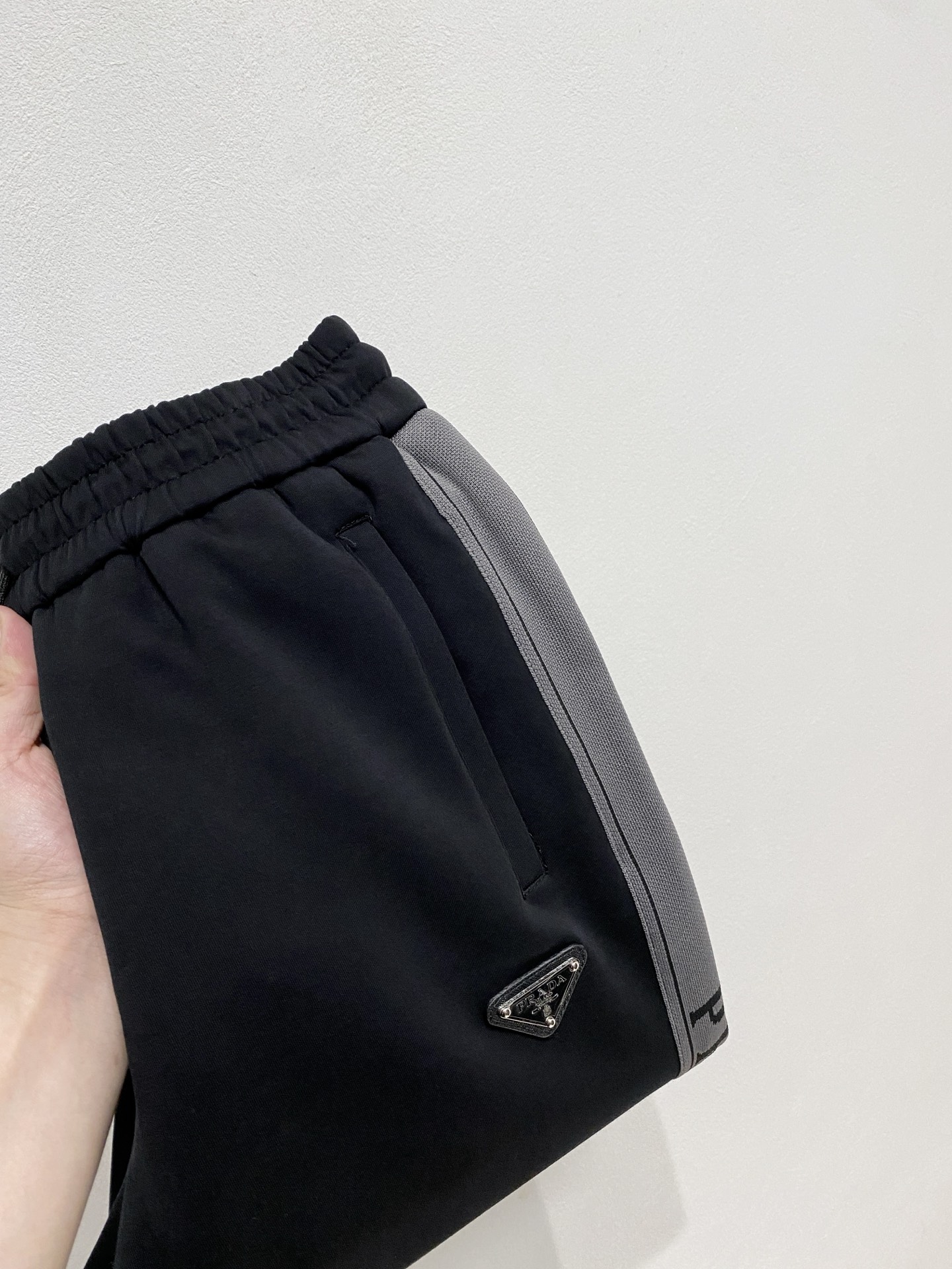 NO:541097,Prada 2025 autumn and winter men's clothing counter official website new air layer cotton. The hot fabric is super good and popular. The essential men's trousers in autumn and winter are decorated with classic icon embroidery elements on the front. The design interprets the essence of the brand. The air layer fabric is made of casual pants, soft and smooth, comfortable and breathable, clear texture, and natural cotton. It is highly recommended!  Size..M-3XL, prada,alexander wang19860909普拉达2025秋冬男装专柜官网新品空气层棉 爆款面料超好人气推荐秋冬必备男士长裤正面饰有经典图标刺绣元素设计诠释品牌精髓,空气层面料休闲裤制成,柔软垂顺,舒适透气、纹理清晰、棉感自然,强烈推荐！尺码..M-3XL,,prada,alexander wang,Men's clothing